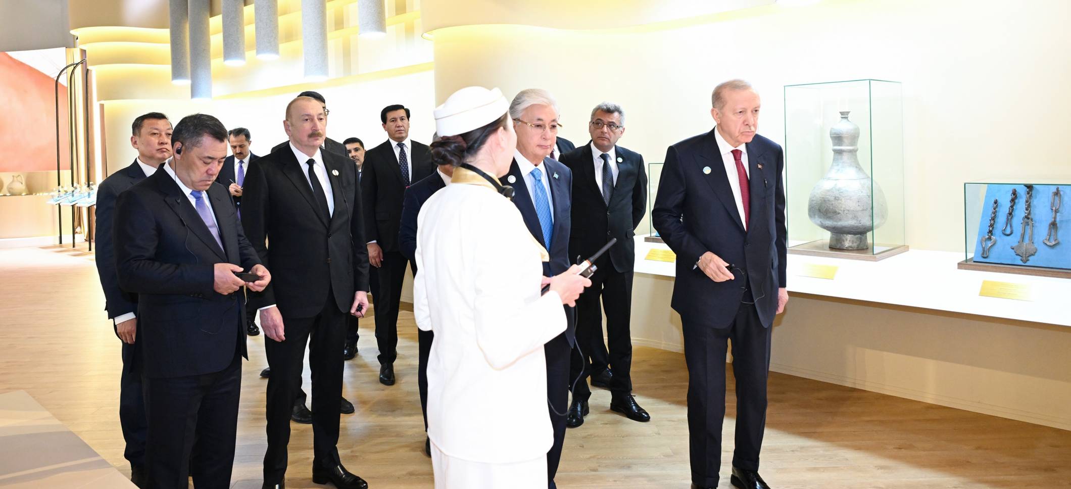 İlham Əliyev və TDT-nin qeyri-rəsmi Zirvə görüşünün digər iştirakçıları Türküstanda bir sıra mədəni məkanlarla tanış olublar