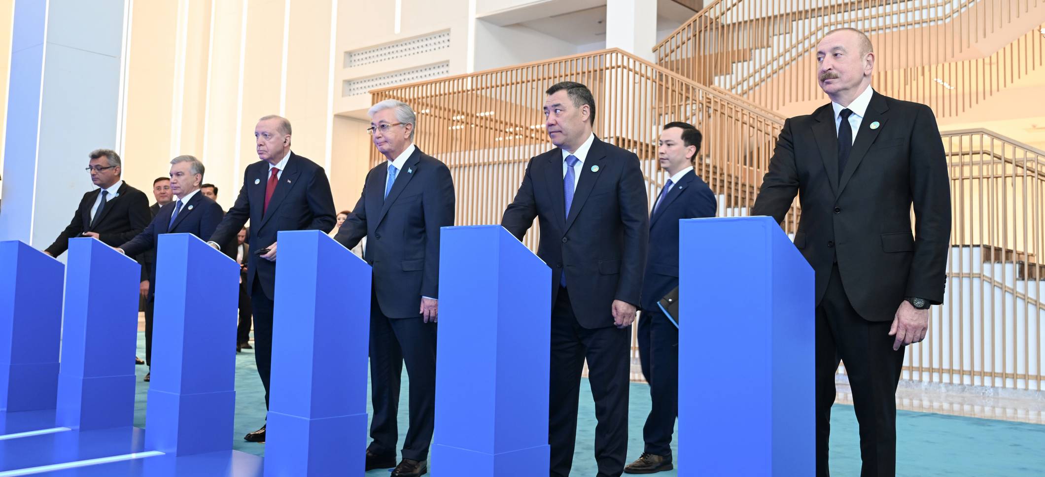 İlham Əliyev və TDT-nin qeyri-rəsmi Zirvə görüşünün digər iştirakçıları Türk Sivilizasiyası Mərkəzinin təməlqoyma mərasimində iştirak ediblər