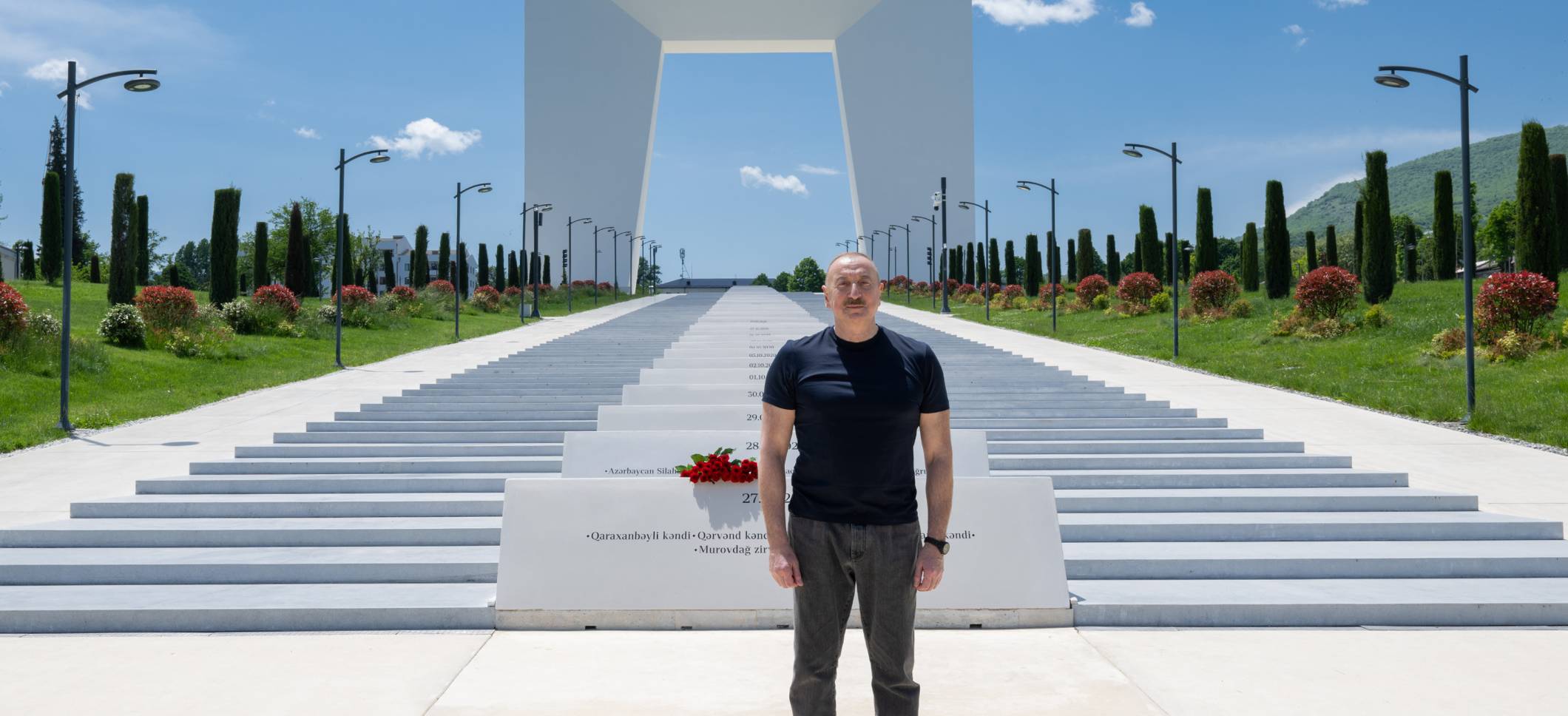 Ilham Aliyev laid flowers in front of Victory Arch in Khankendi city
