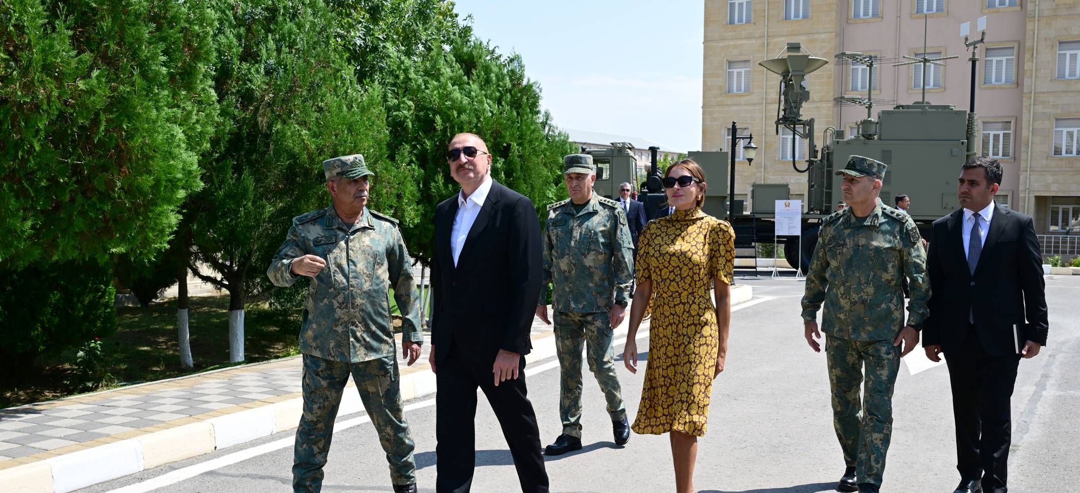 Ильхам Алиев принял участие в церемонии вручения боевых знамен новосозданным воинским частям коммандо в Отдельной общевойсковой армии