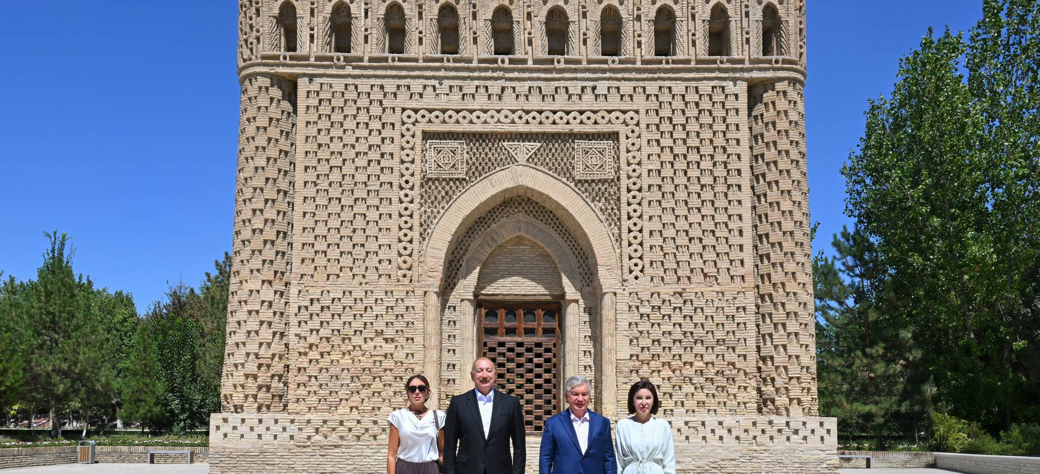 Presidents and First Ladies of Azerbaijan and Uzbekistan visited Ismail Samani Mausoleum in Bukhara