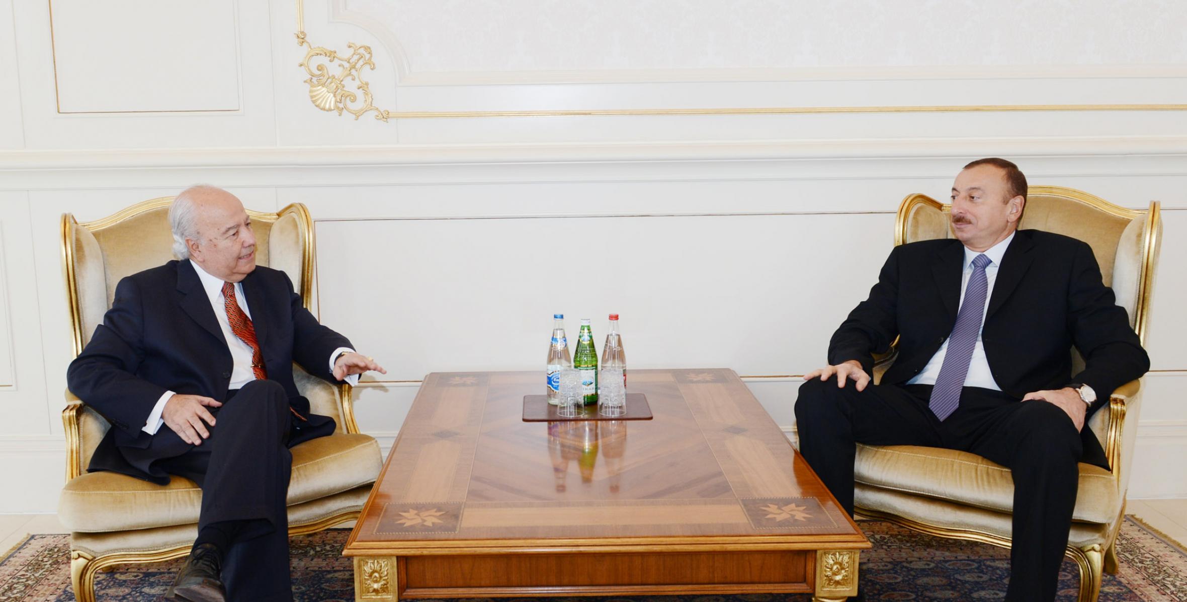 Ильхам Алиев принял верительные грамоты новоназначенного посла Чили в Азербайджане