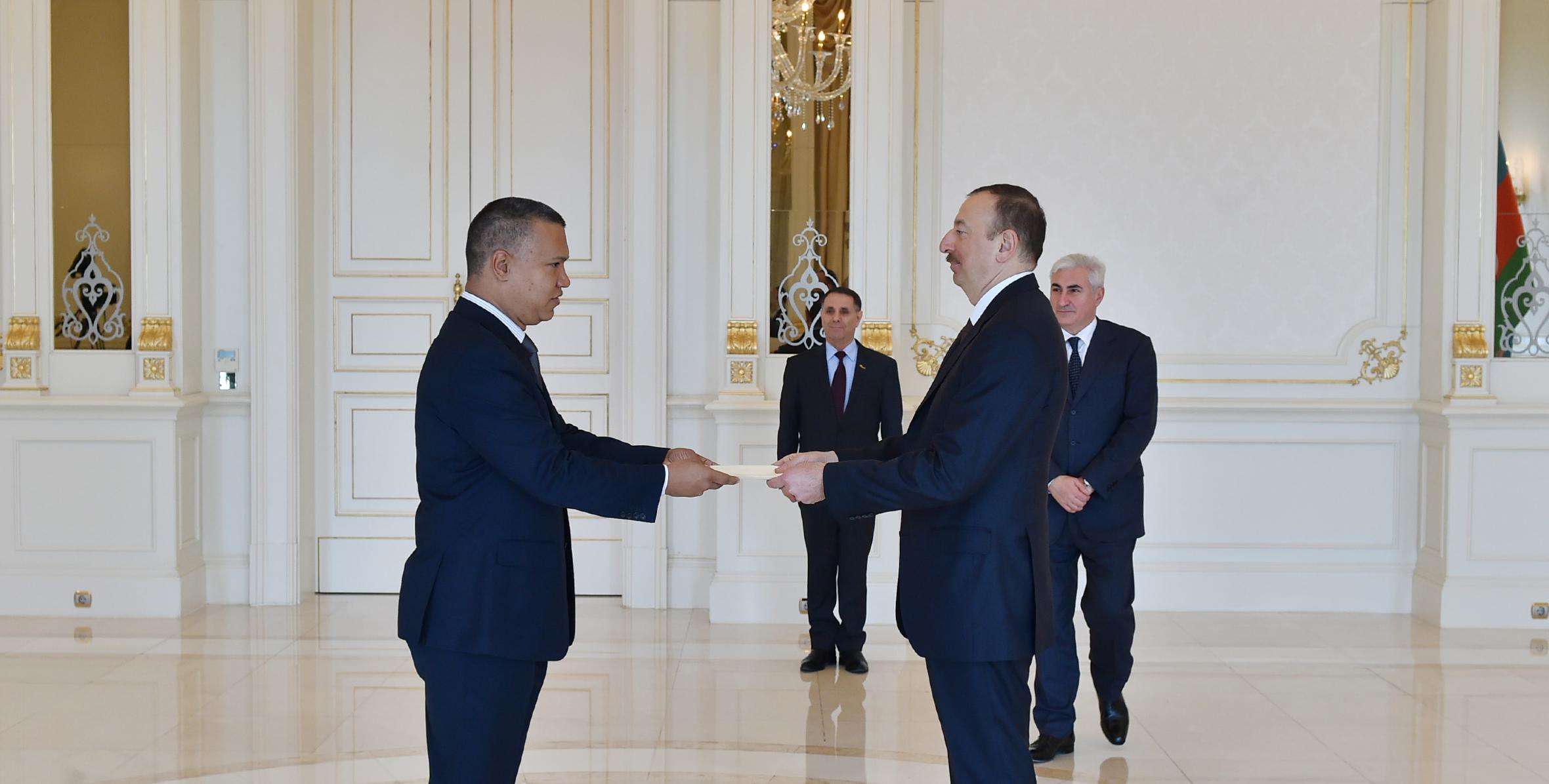 Ильхам Алиев принял верительные грамоты новоназначенного посла Венесуэлы в Азербайджане