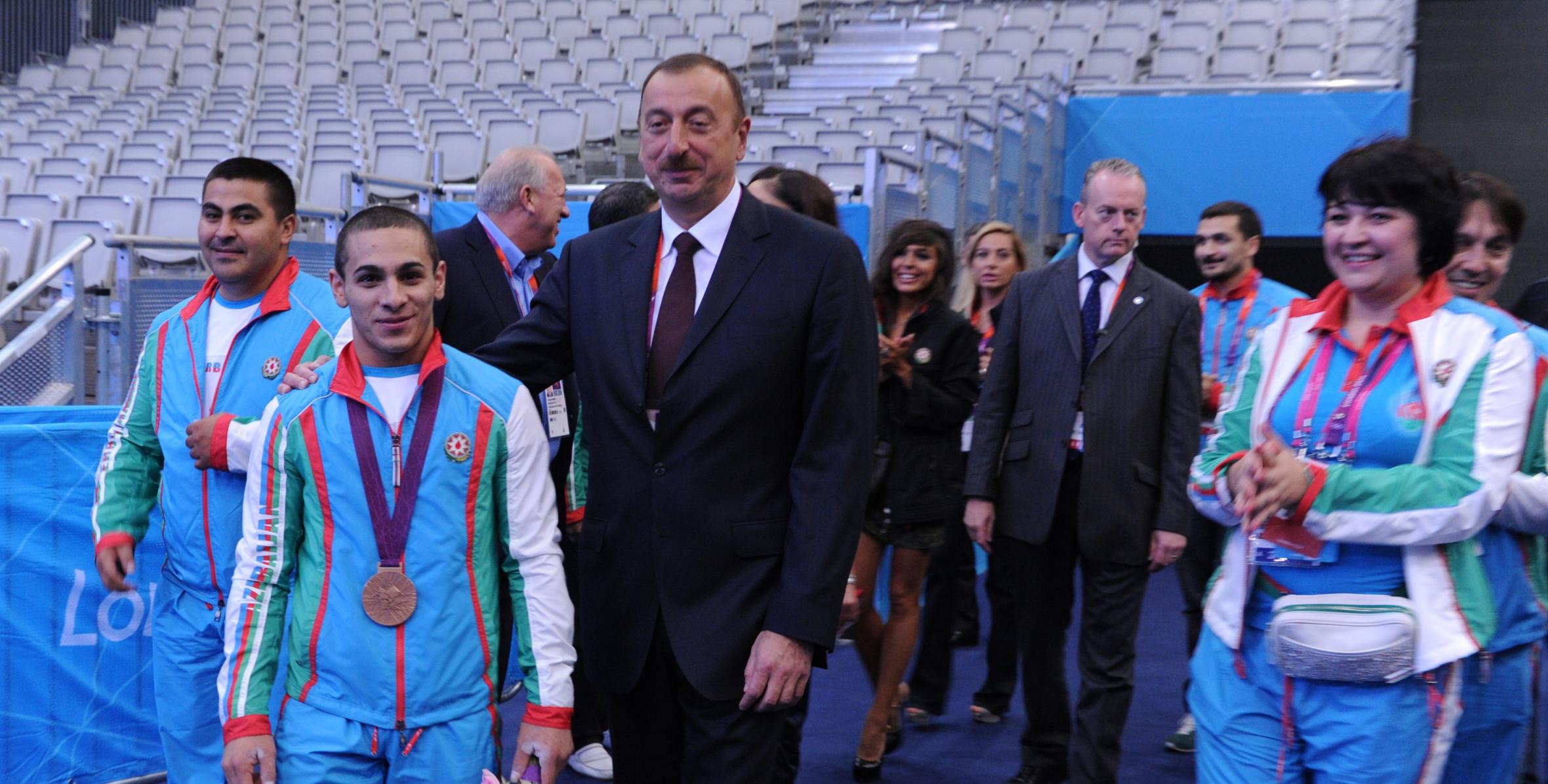 İlham Əliyev London Olimpiadasında ölkəmizə ilk medal qazandıran ağır atletimizin yarışına baxmışdır