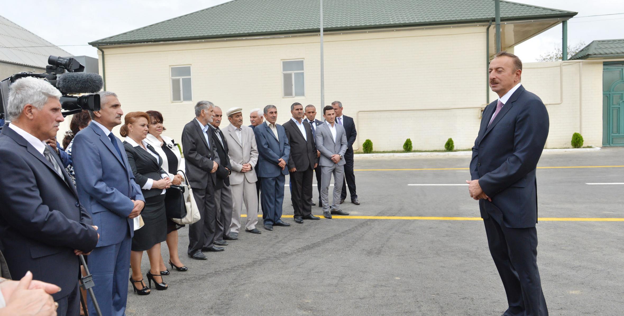 İlham Əliyev Maştağada qəsəbədaxili yollarda aparılan əsaslı təmir və yenidənqurma işləri ilə tanış olmuşdur