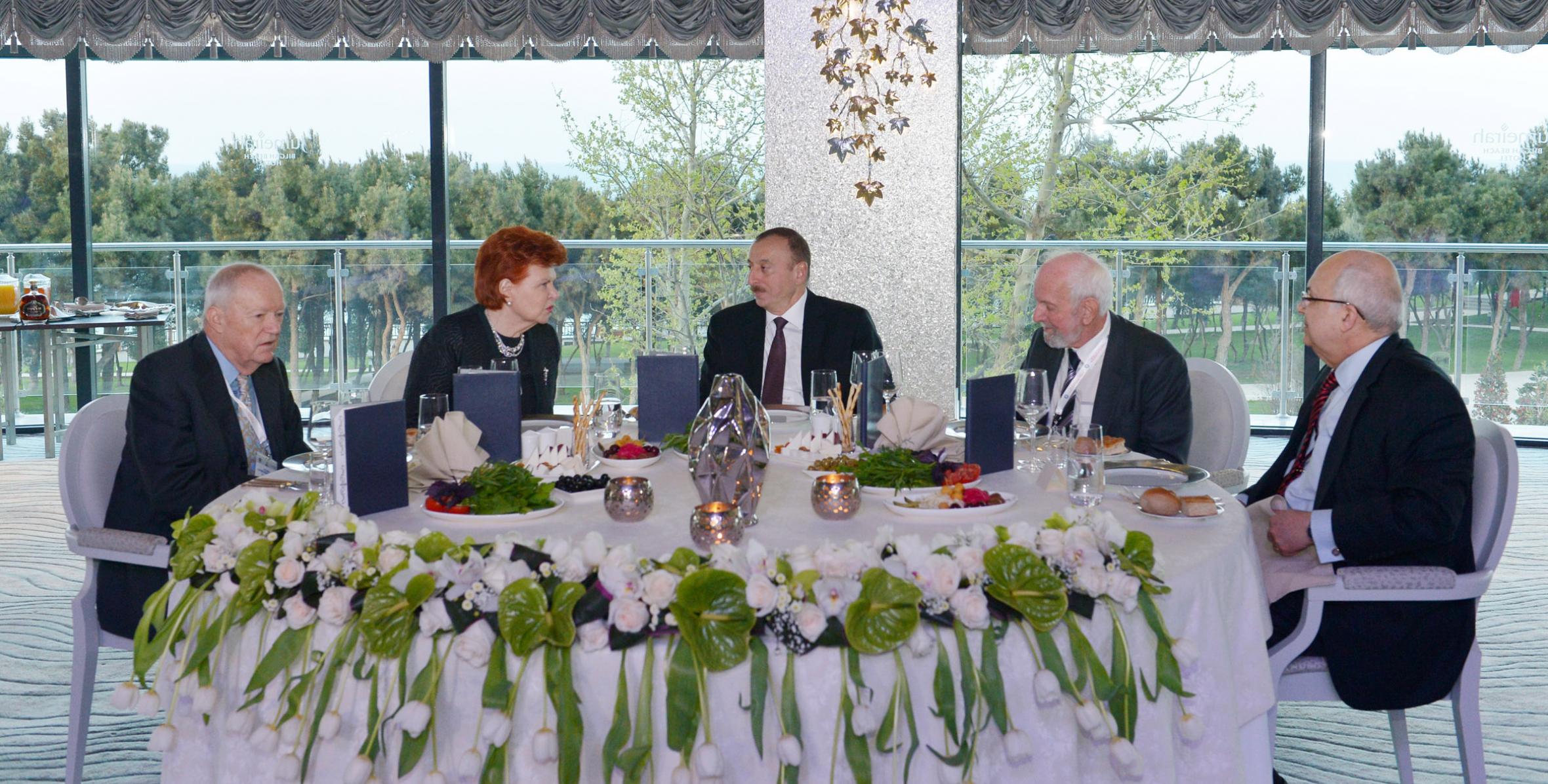Ильхам Алиев принял участие в обеде, организованном для участников II Глобального форума открытых обществ