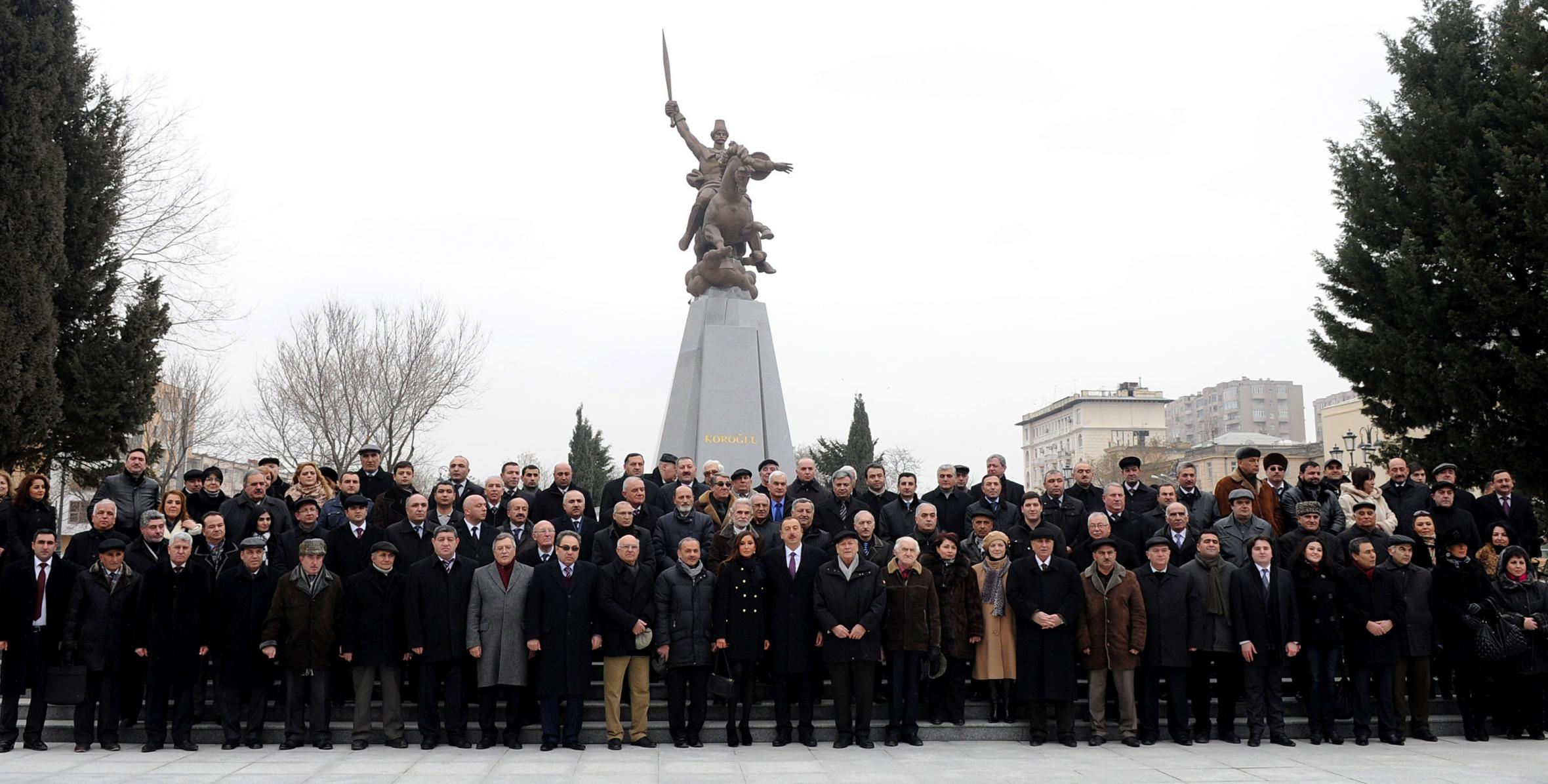 Ильхам Алиев принял участие в открытии в Баку памятника народному герою Кероглу