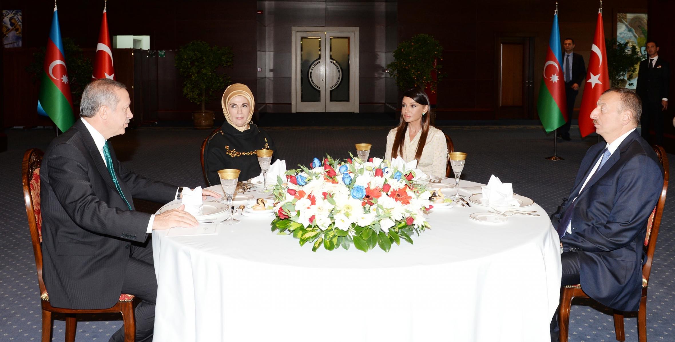 Состоялся совместный обед Президента Азербайджана и премьер-министра Турции