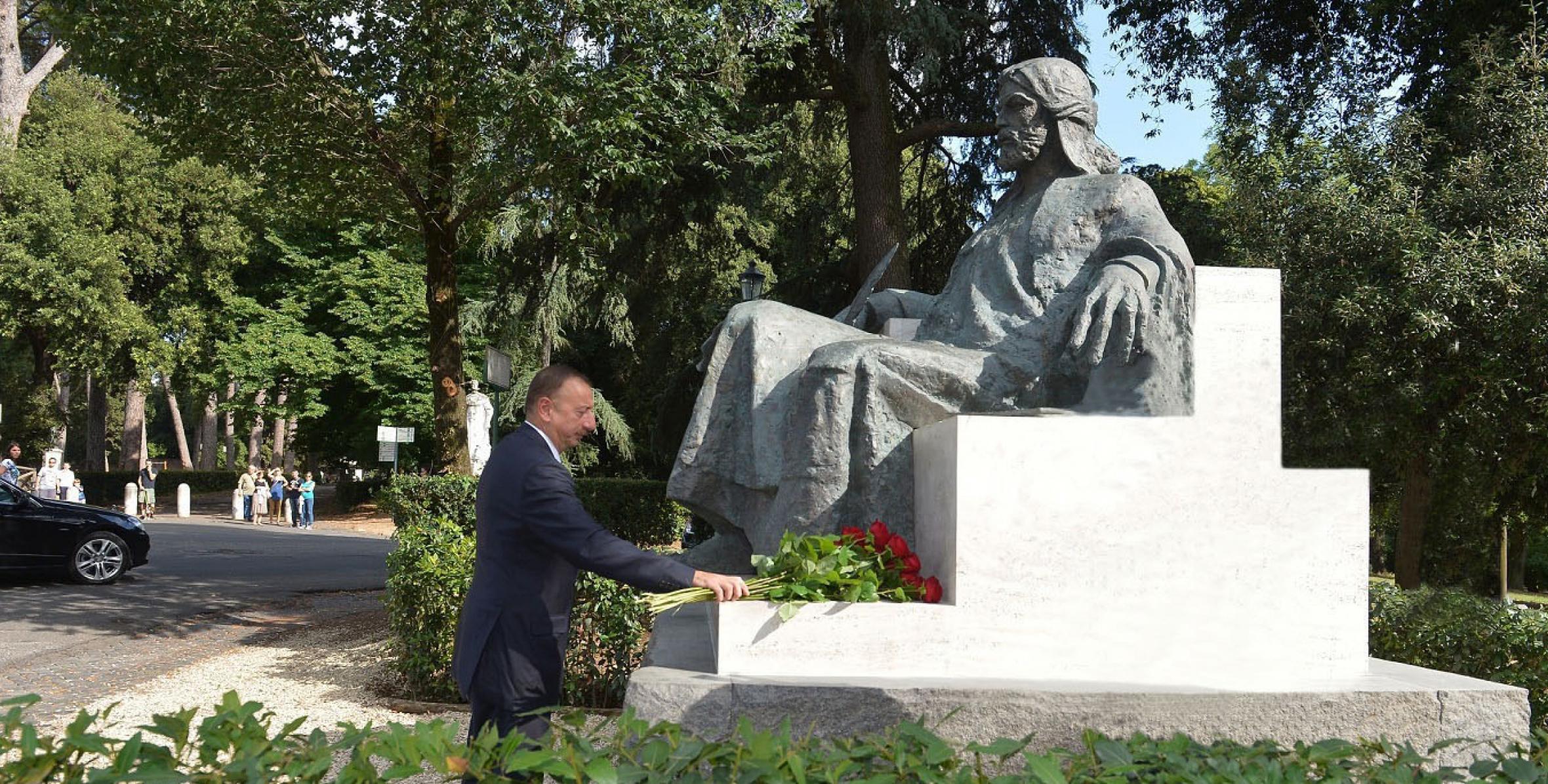 Ильхам Алиев посетил памятник гениальному азербайджанскому поэту и мыслителю Низами Гянджеви в Риме