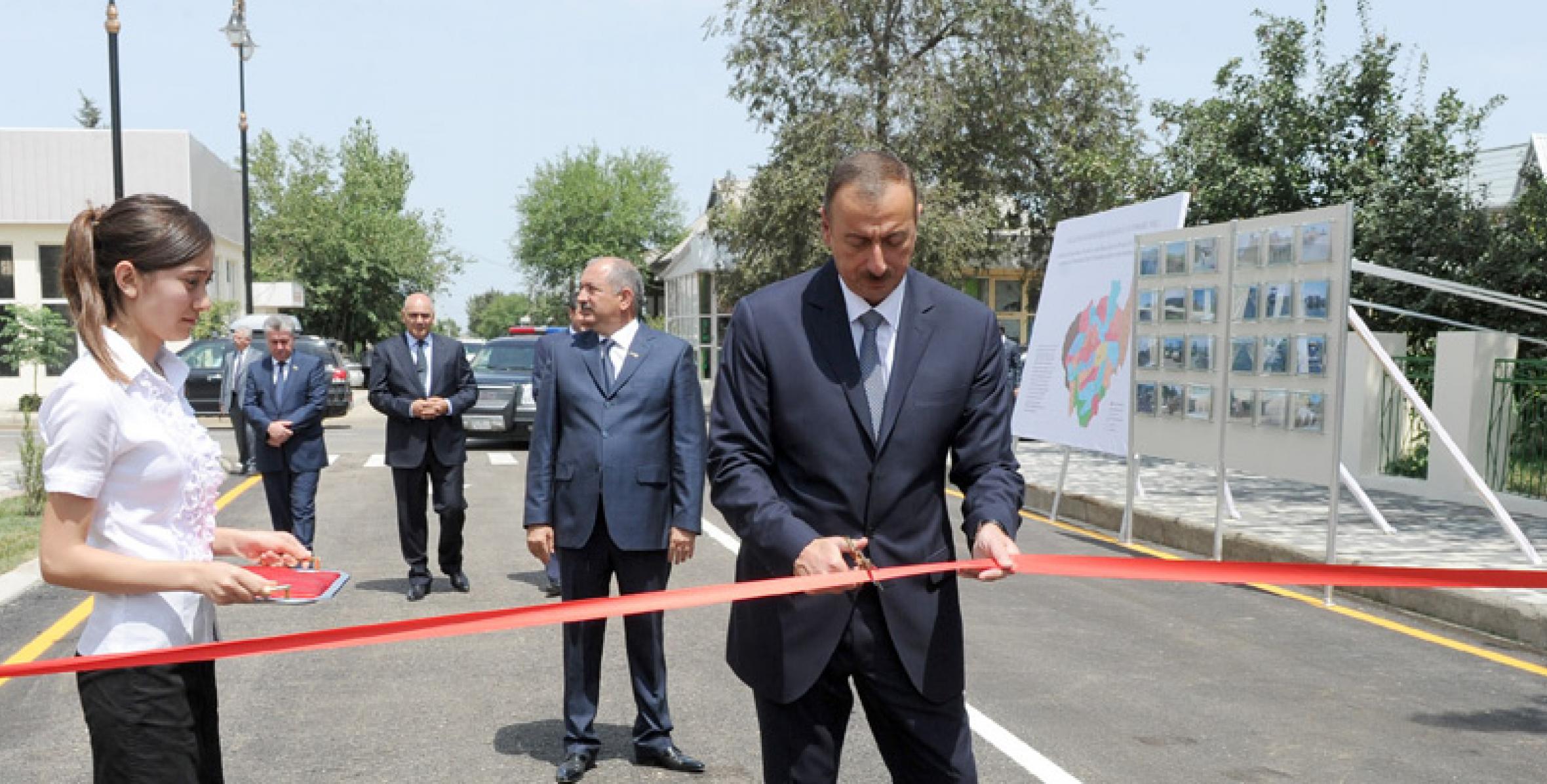 İlham Əliyev Cəlilabad-Hamarqışlaq-Sadatlı kəndlərararası avtomobil yolunun açılışında iştirak etmişdir