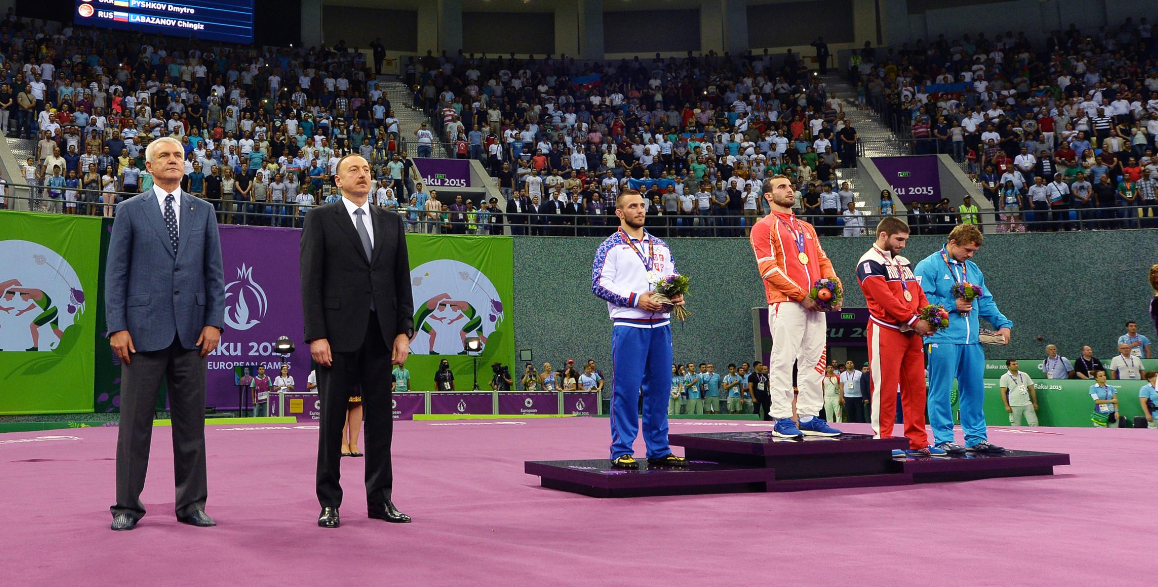 Ilham Aliyev presented medals to the winning Greco-Roman wrestlers