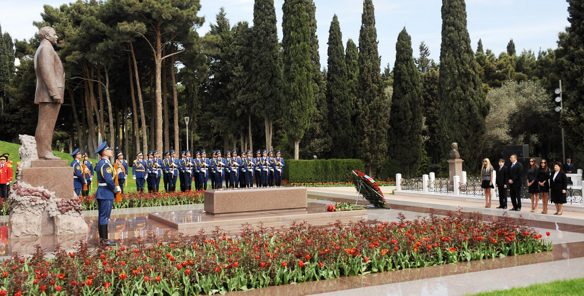 Ilham Aliyev visited the tomb of national leader Heydar Aliyev