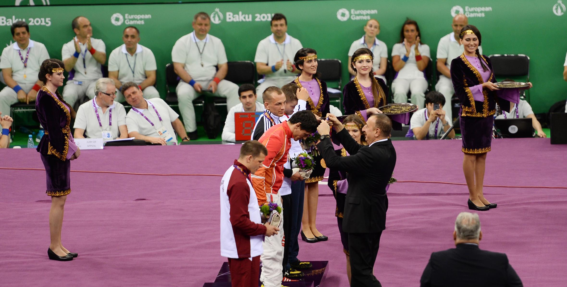 İlham Əliyev yunan-Roma güləşçisi Rəsul Çunayevə “Bakı-2015”-in qızıl medalını təqdim edib