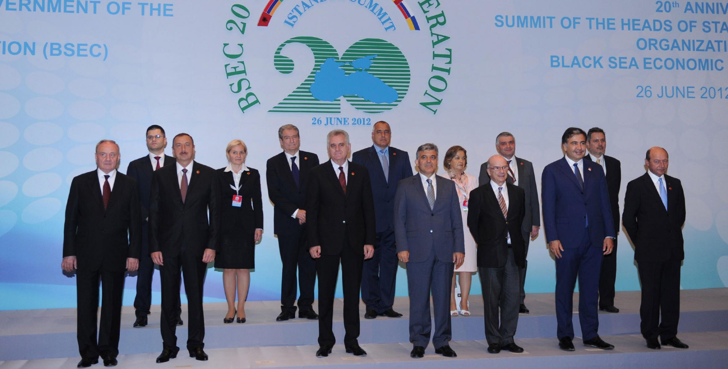 Ильхам Алиев принял участие в саммите по случаю 20-летнего юбилея Организации Черноморского Экономического Сотрудничества