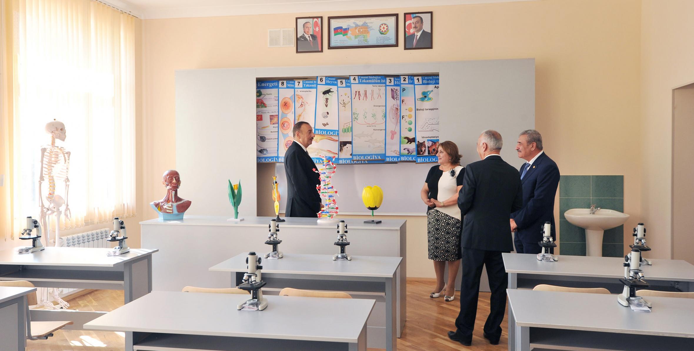 Ильхам Алиев ознакомился с состоянием школы номер 153 города Баку после капитального ремонта и реконструкции