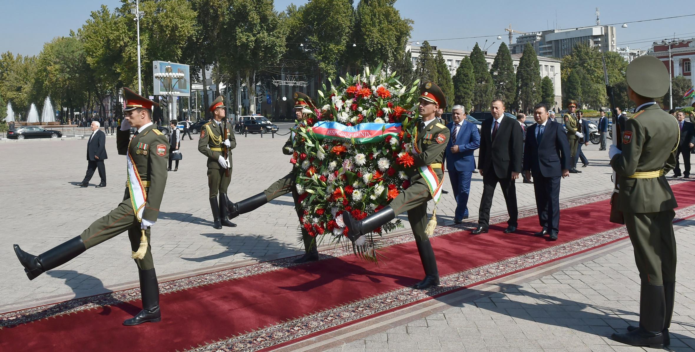 Ильхам Алиев посетил памятник Исмоили Сомони в Душанбе