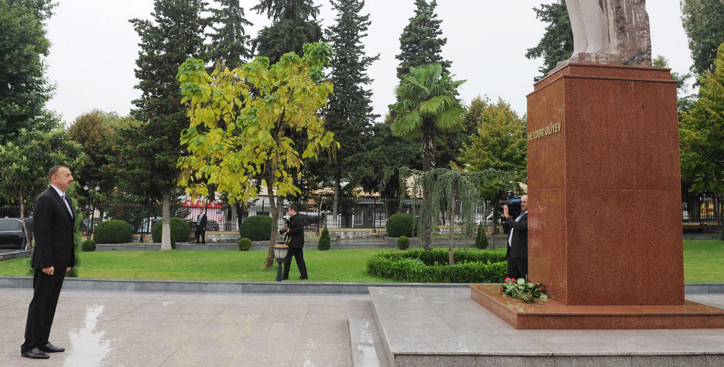 Ильхам Алиев посетил памятник общенациональному лидеру Гейдару Алиеву в Шеки