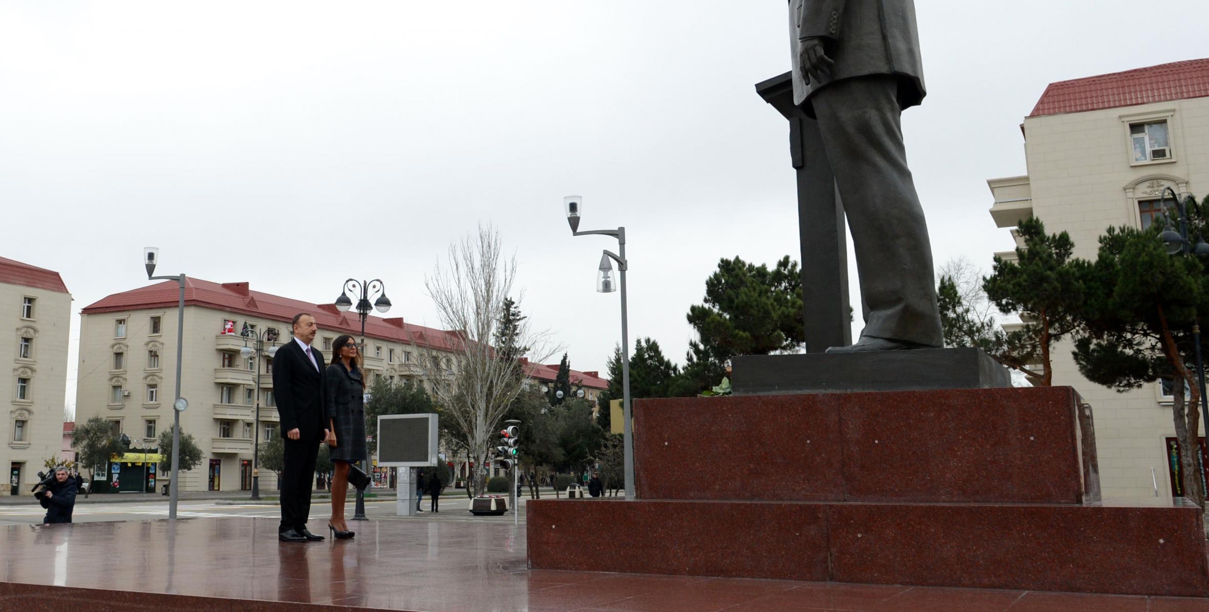 Ilham Aliyev visited the statue of nationwide leader Heydar Aliyev in Sumgayit
