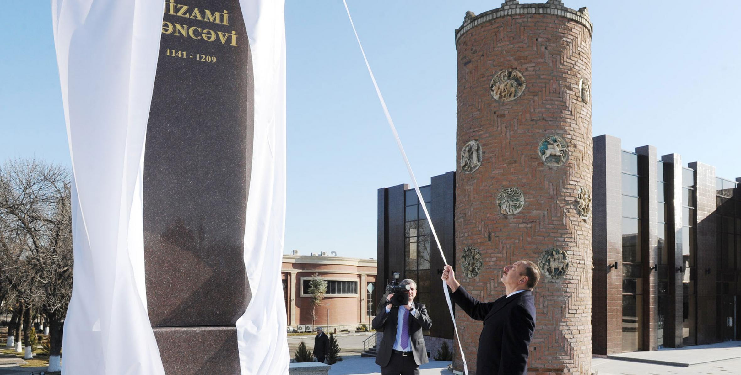 Ильхам Алиев принял участие в открытии памятника Низами Гянджеви в мемориальном комплексе «Хамсэ» в Гяндже