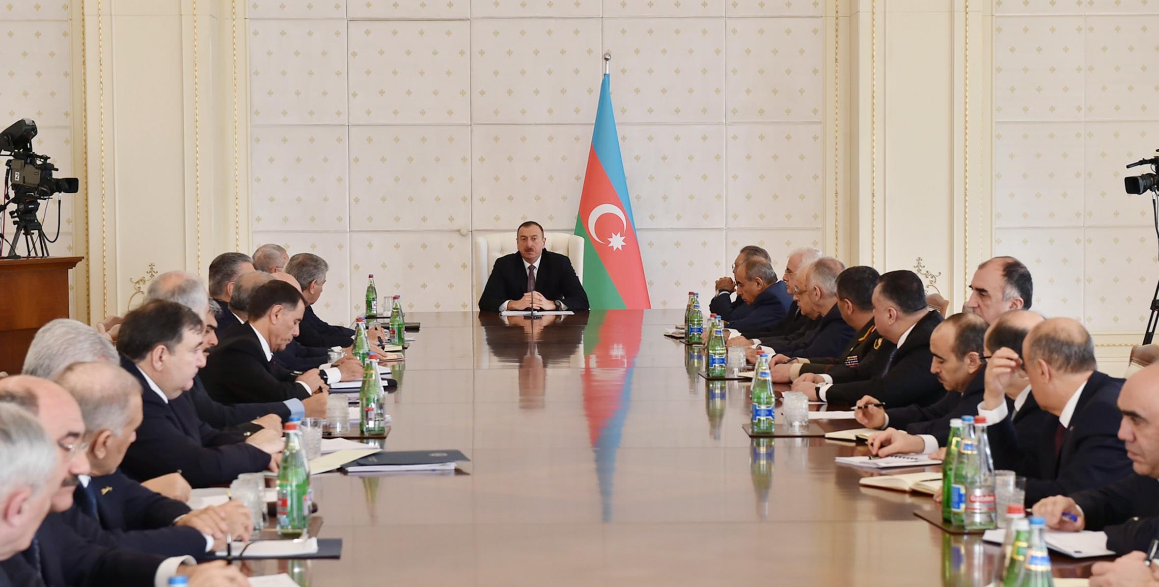 Под председательством Ильхама Алиева состоялось заседание Кабинета Министров, посвященное итогам социально-экономического развития в первом квартале 2015 года и предстоящим задачам