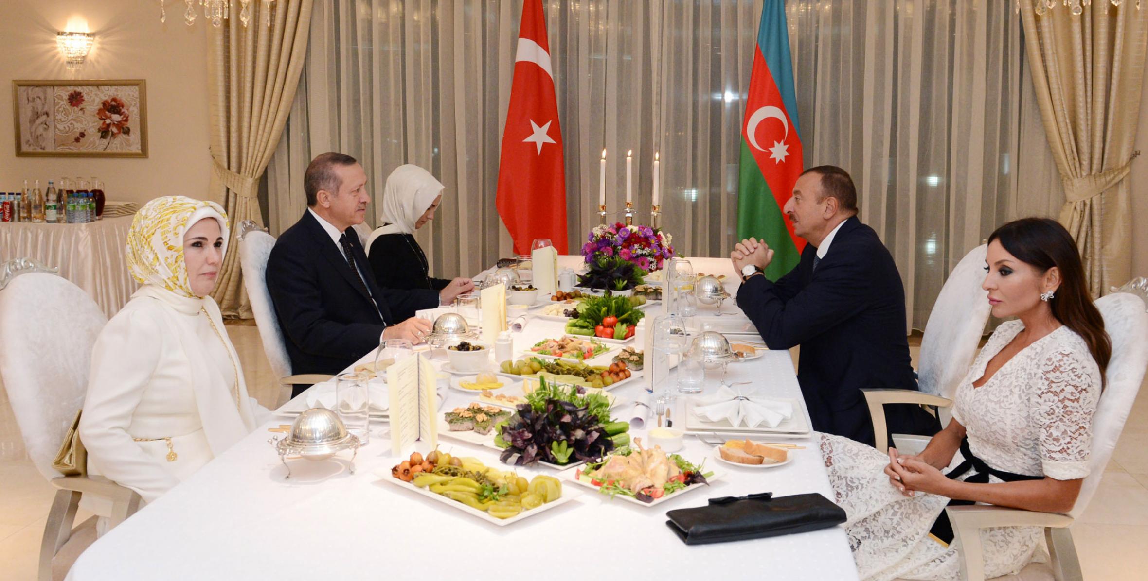 An official dinner reception has been hosted on behalf of Ilham Aliyev in honor of Prime Minister of Turkey Recep Tayyip Erdogan
