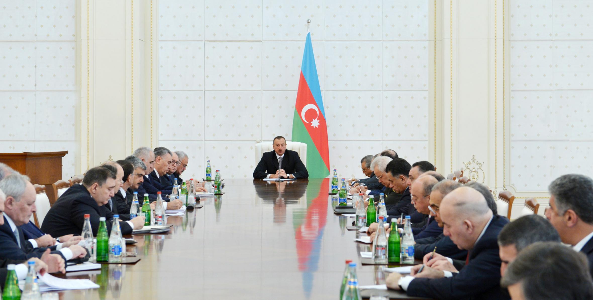 Под председательством Ильхама Алиева состоялось заседание Кабинета Министров, посвященное итогам социально-экономического развития в 2012 году и задачам, предстоящим в 2013 году