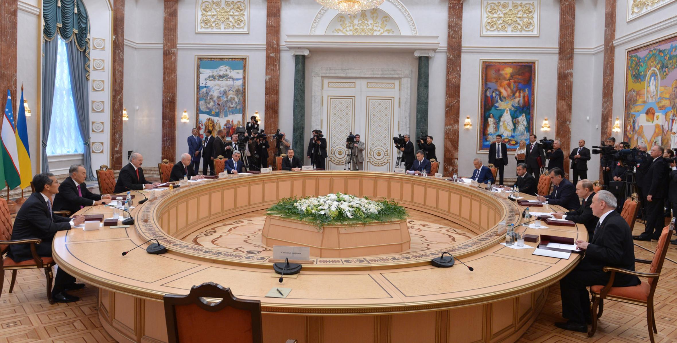 Ильхам Алиев принял участие в заседании Совета глав государств СНГ