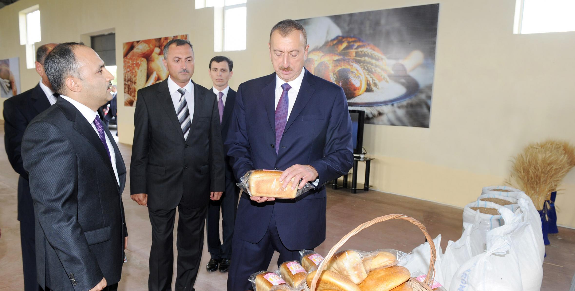 Ильхам Алиев в Барде принял участие в открытии предприятия по производству хлеба