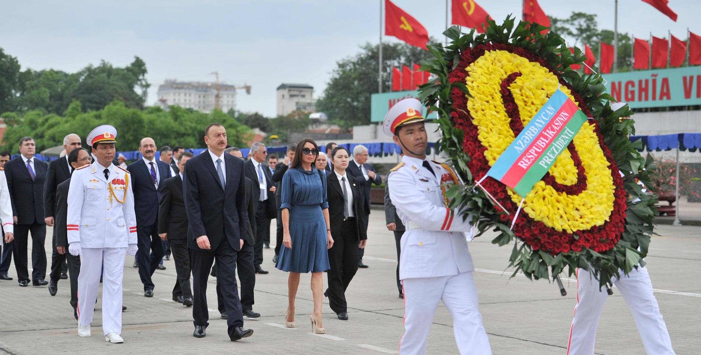 Ilham Aliyev visited the Ho Chi Minh mausoleum in Vietnam
