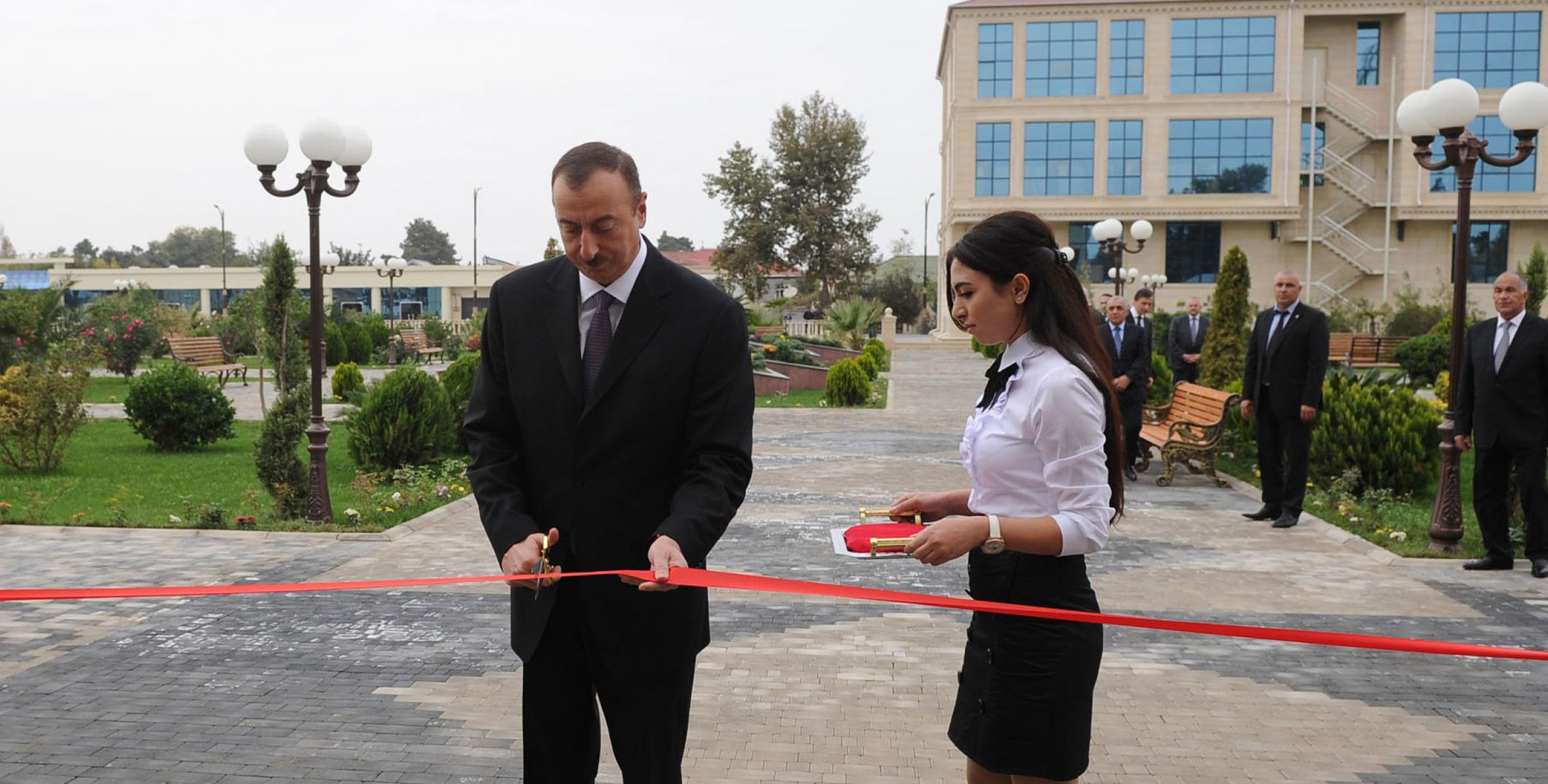 İlham Əliyev Saatlıda Tarix-Diyarşünaslıq Muzeyi və Rəsm Qalereyasının yeni binasının açılışında iştirak etmişdir