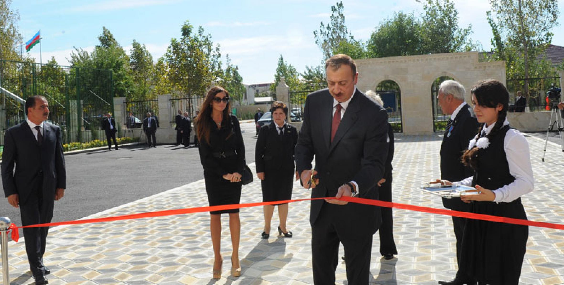 İlham Əliyev Yevlax şəhərindəki 1 nömrəli orta məktəbin yeni binasının açılışında iştirak etmişdir