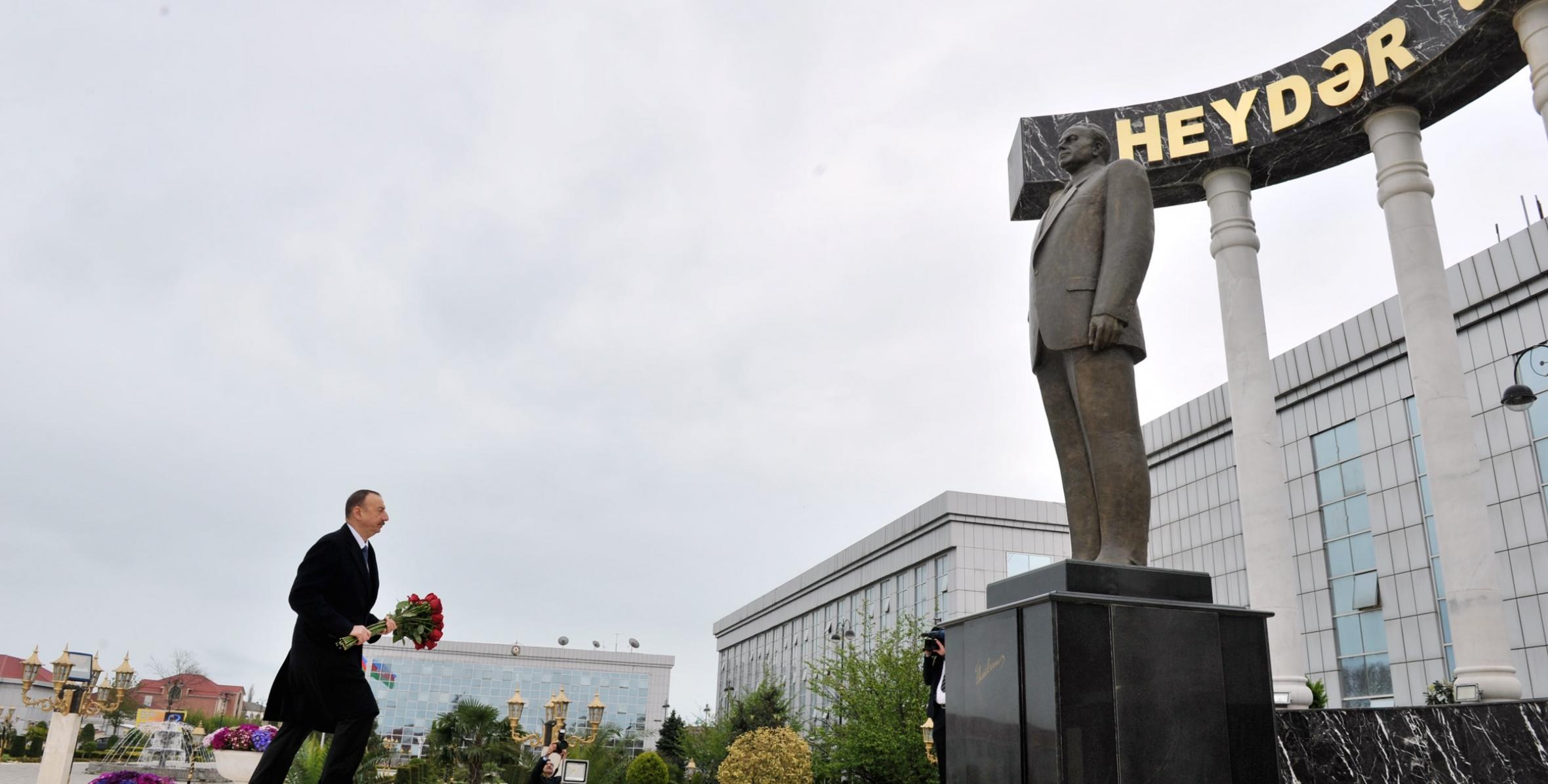 Ilham Aliyev visited a statue of national leader Heydar Aliyev in Lankaran