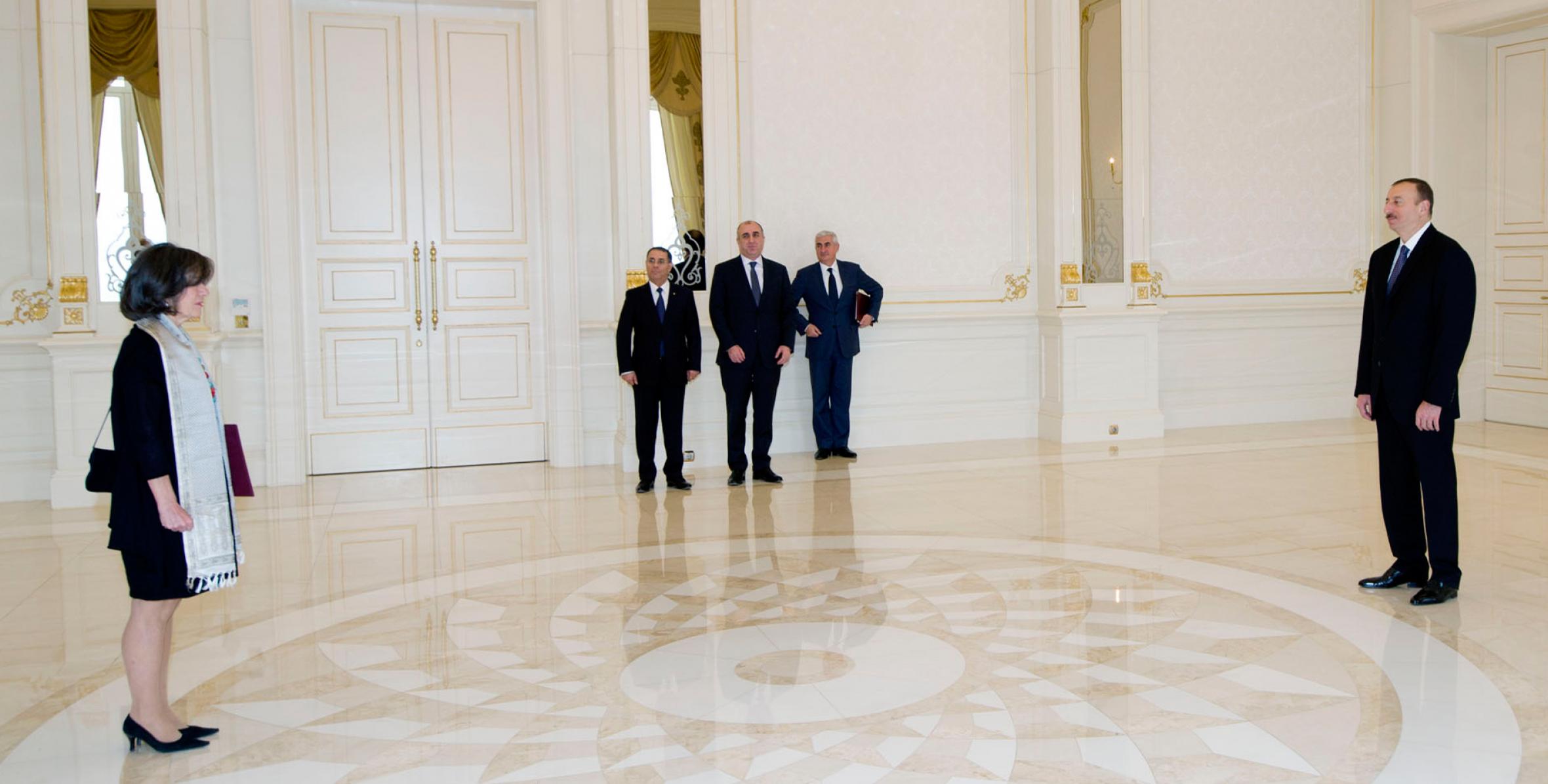 Ильхам Алиев принял верительные грамоты посла Португалии в Азербайджане Луизы Бастос де Алмейды