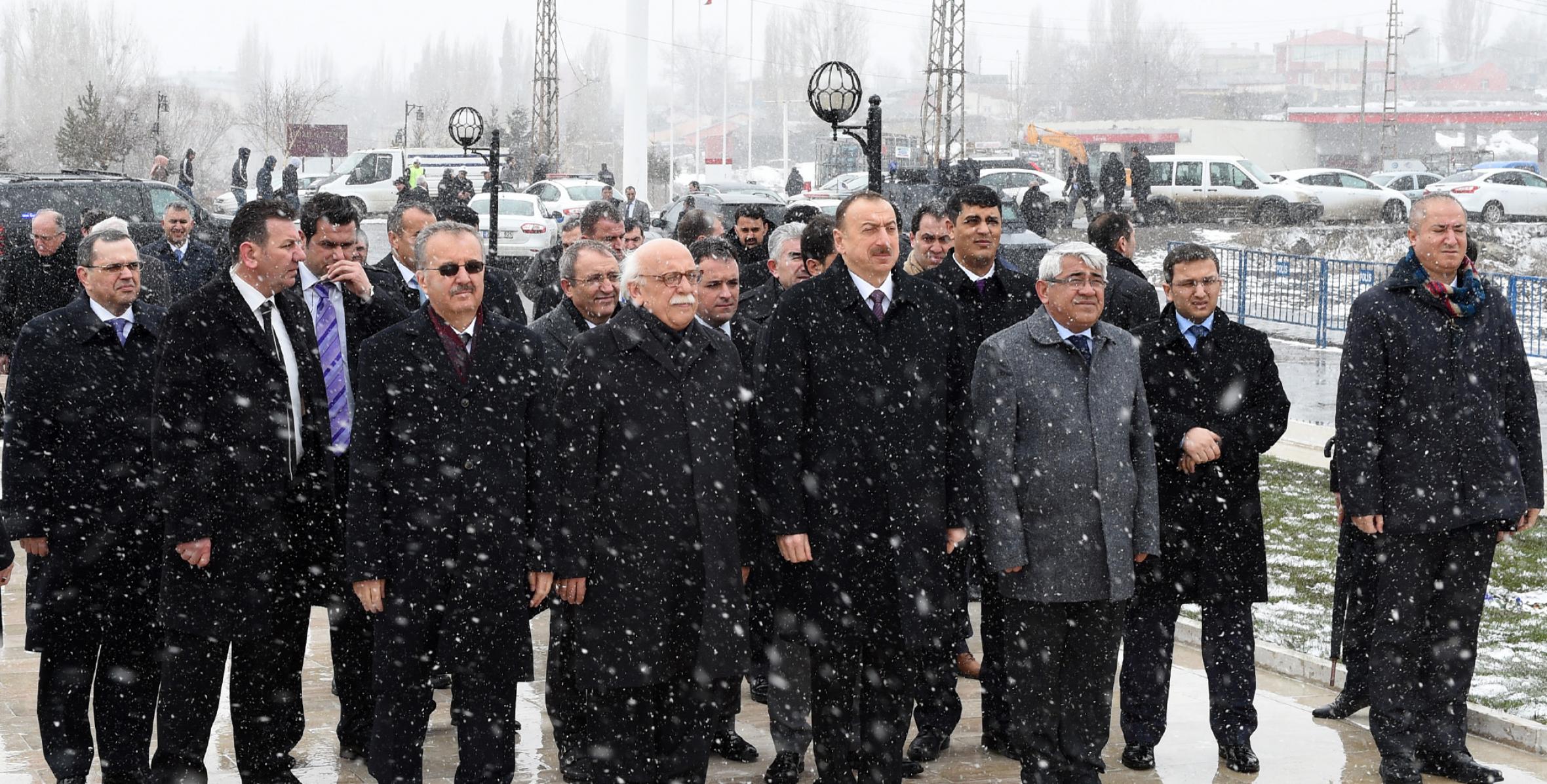 Ilham Aliyev visited a statue of national leader Heydar Aliyev in Kars
