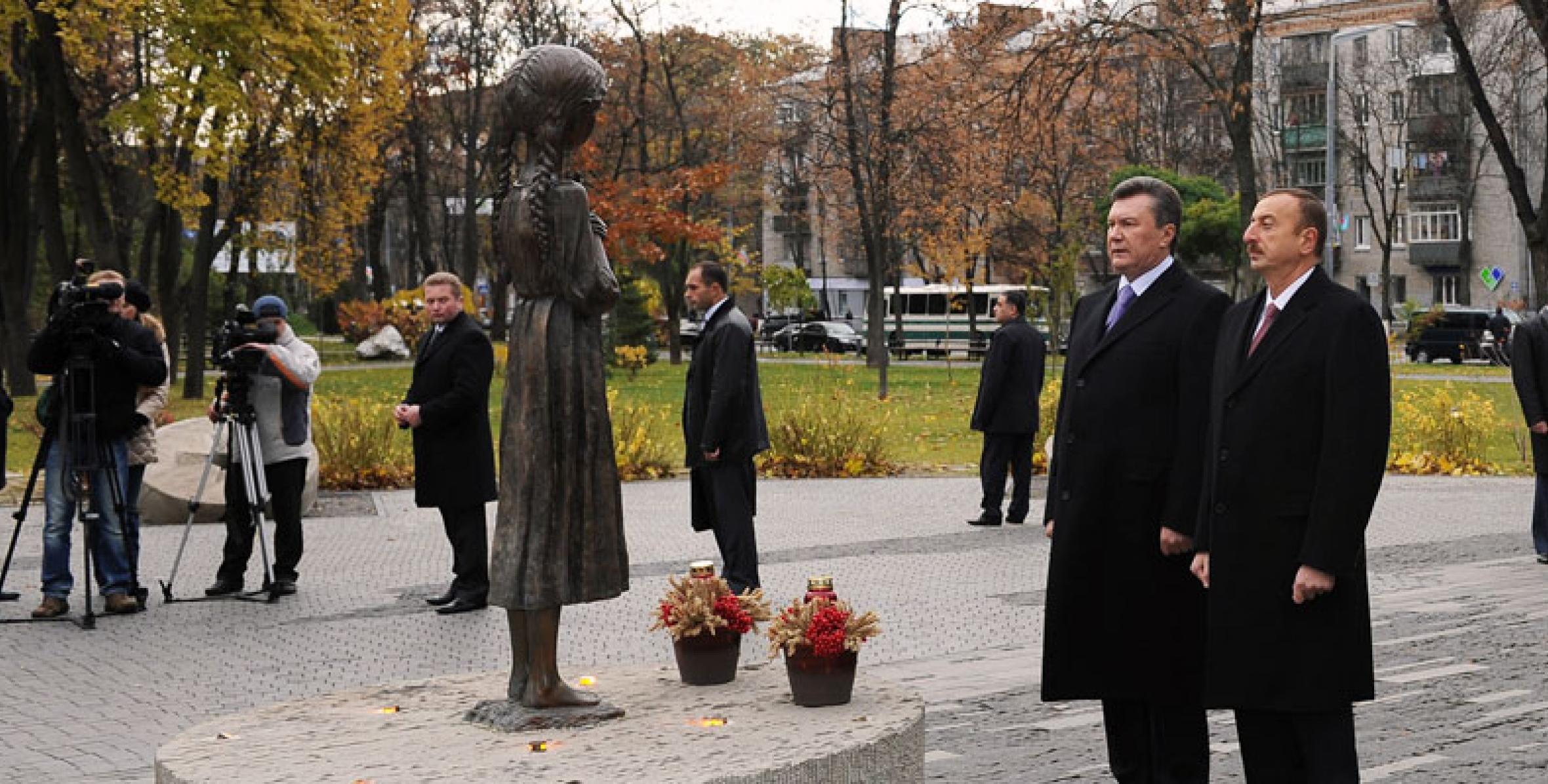 Presidents of Azerbaijan and Ukraine paid tribute to the monument dedicated to the dead of famine
