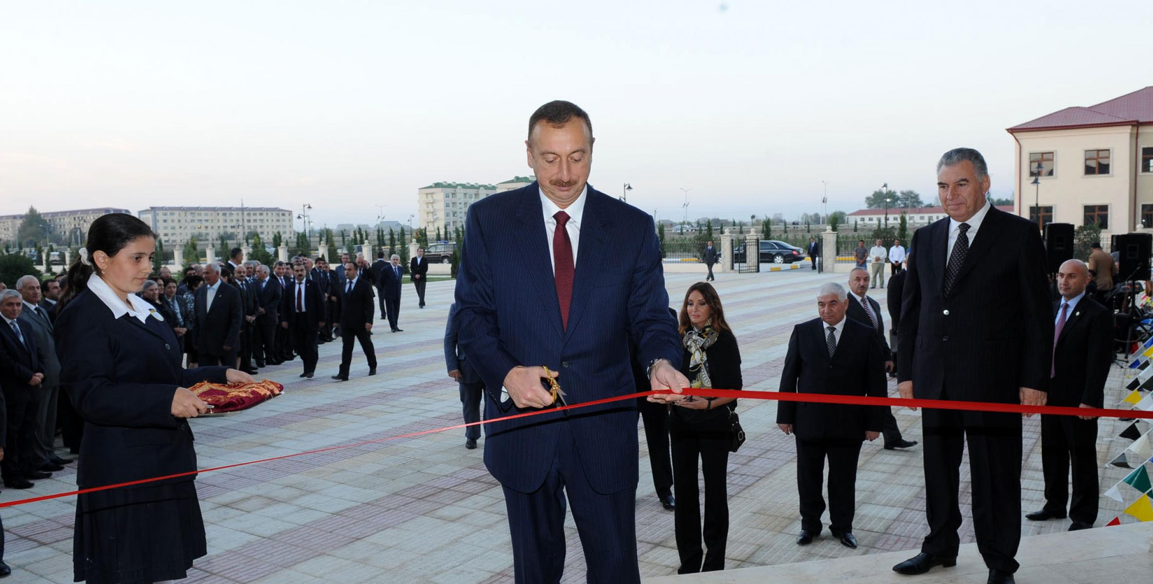 Ильхам Алиев принял участие в открытии комплекса жилых зданий, построенных для семей вынужденных переселенцев