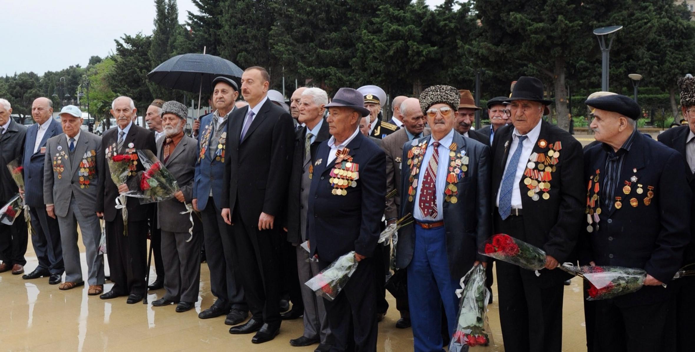 İlham Əliyev 9 May - Qələbə bayramı münasibətilə Bakıda keçirilən mərasimdə iştirak etmişdir