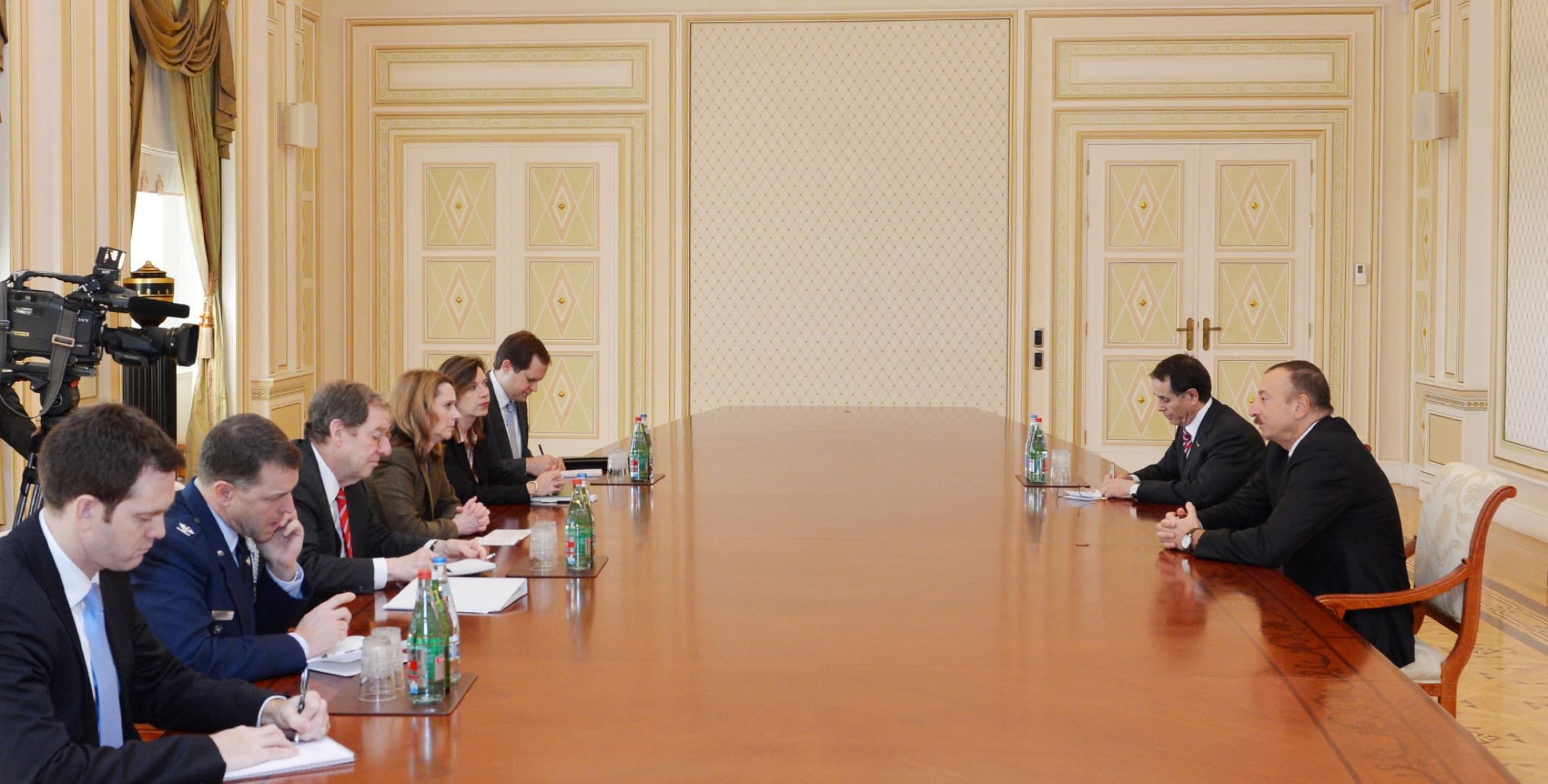 Ильхам Алиев принял делегацию во главе с главным советником министра обороны США