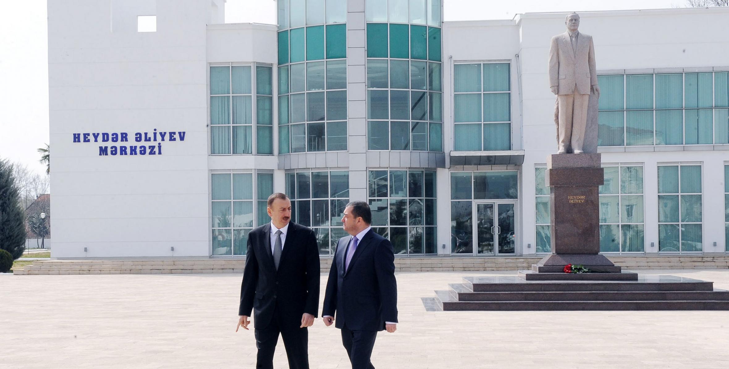 Ильхам Алиев посетил памятник общенациональному лидеру Гейдару Алиеву в городе Масаллы