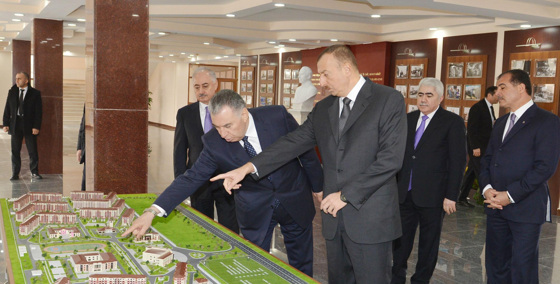 Ильхам Алиев ознакомился с новым жилым кварталом, построенным в Гяндже для 1500 семей вынужденных переселенцев