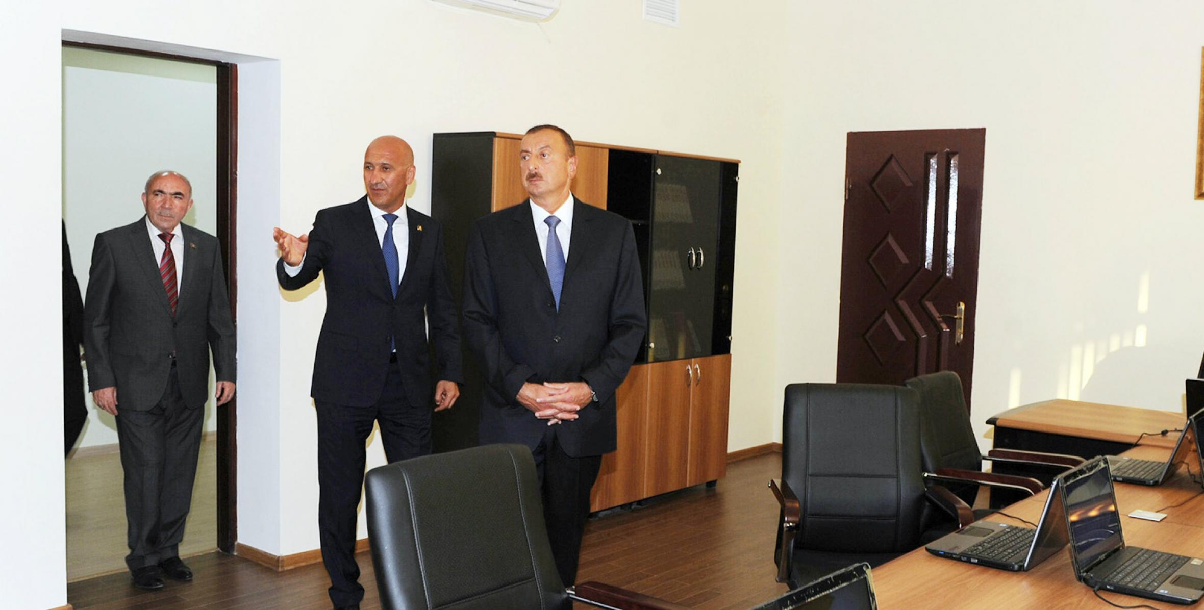 İlham Əliyev Siyəzən Rayon İcra Hakimiyyətinin yeni inzibati binasının açılışında iştirak etmişdir