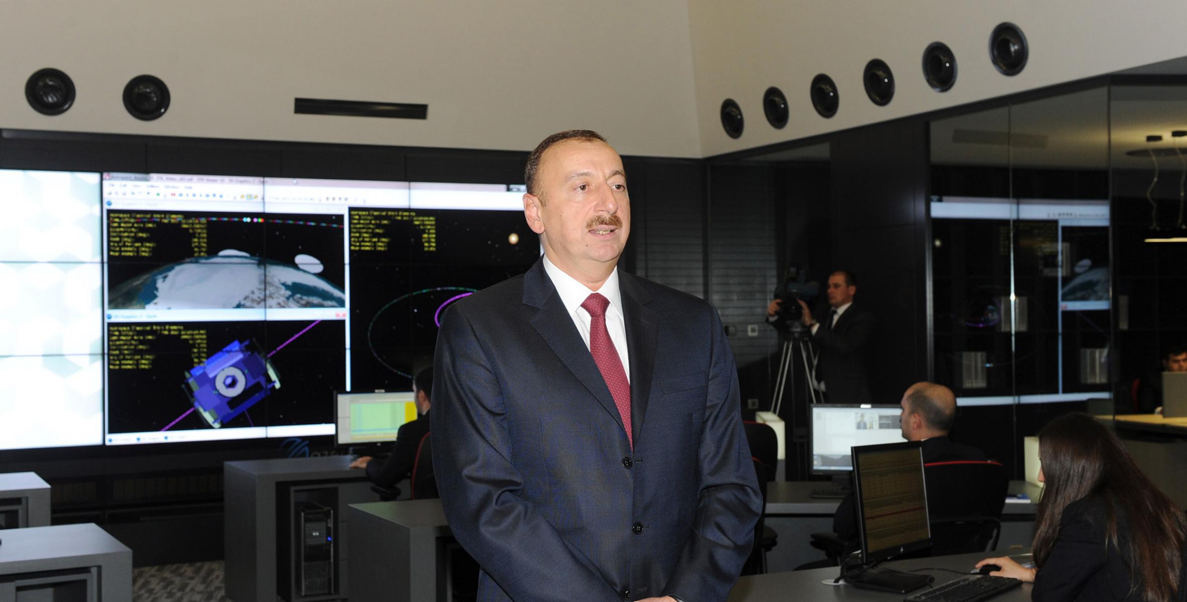 İlham Əliyev Azərbaycanın ilk “Azərspace-1” telekommunikasiya peykinin orbitə buraxılması prosesini izləmişdir