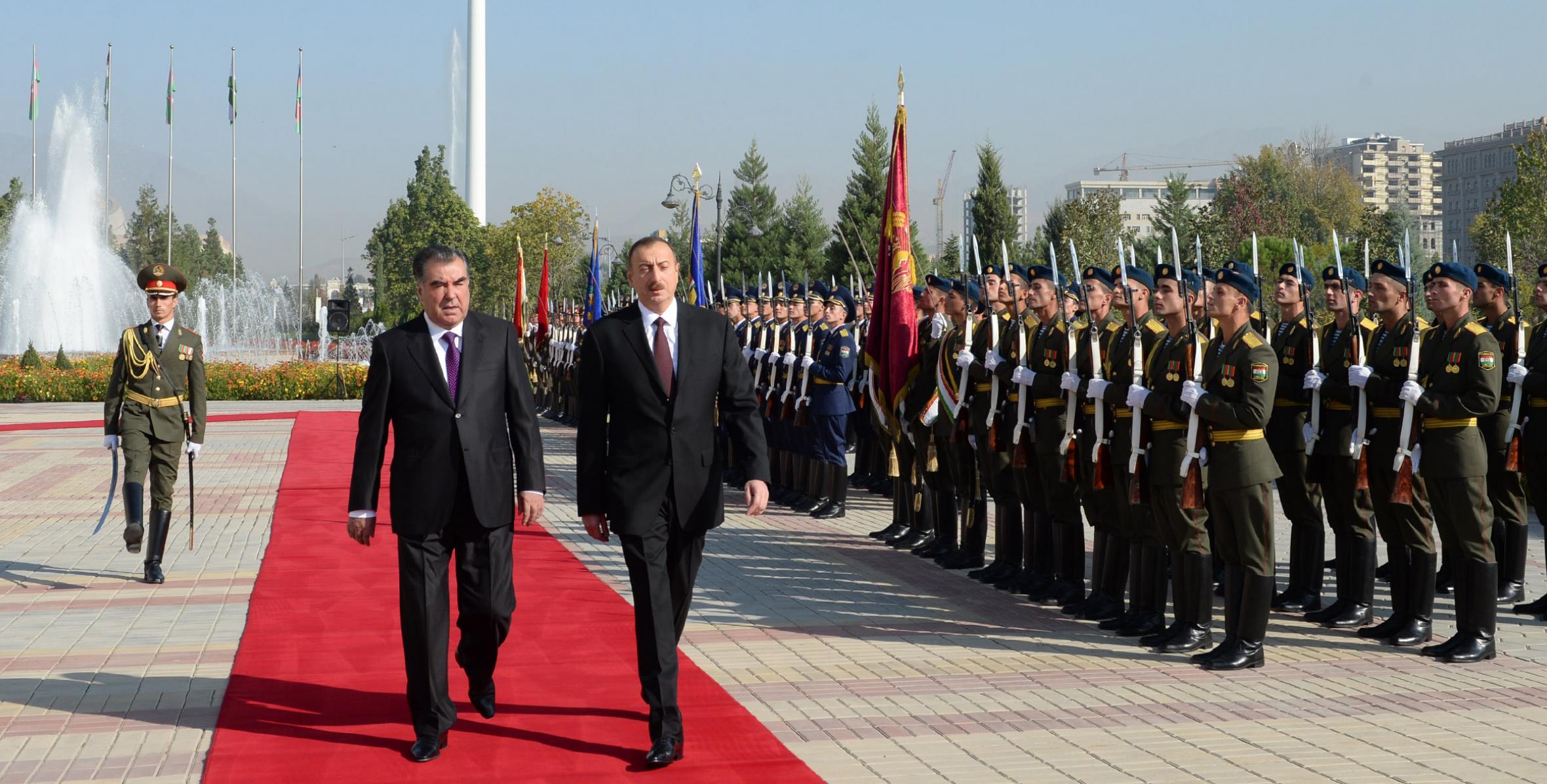 В Душанбе состоялась церемония официальной встречи Ильхама Алиева