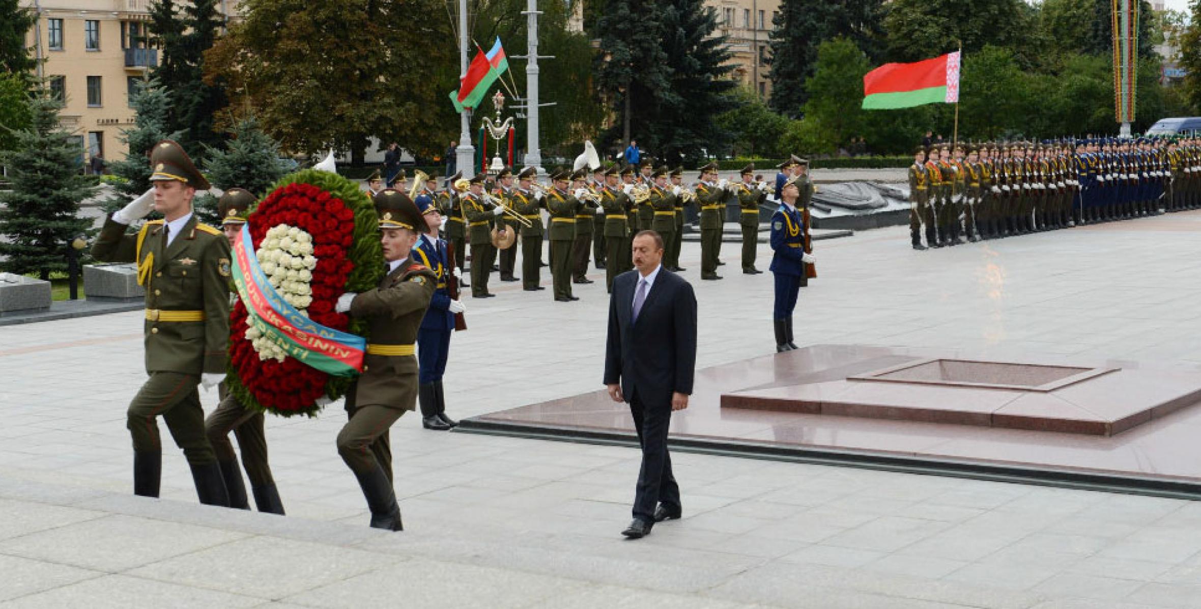 Ильхам Алиев посетил площадь Победы в Минске