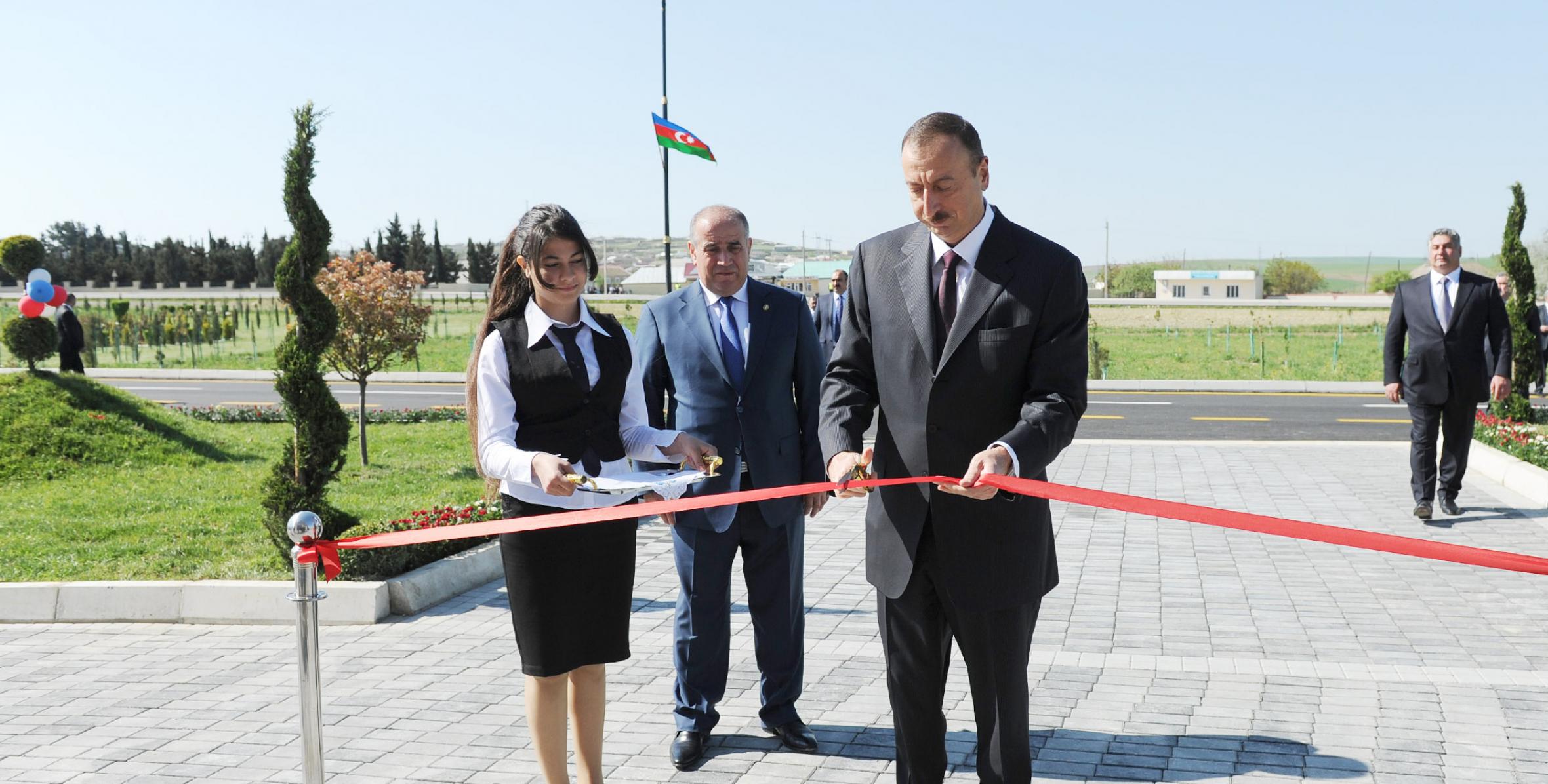 Ильхам Алиев принял участие в открытии Центра молодежи в Гобустане