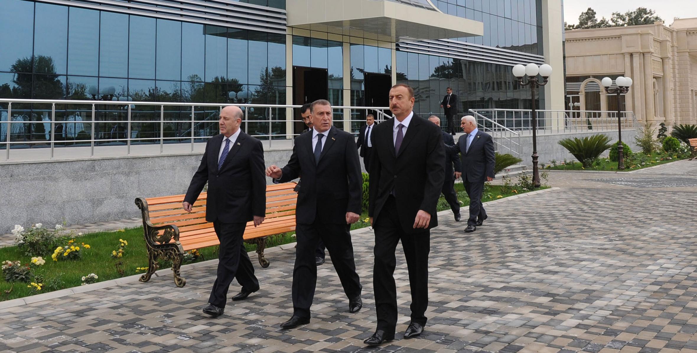 Ильхам Алиев в рамках поездки в Саатлинский район принял участие в открытии Центра молодежи