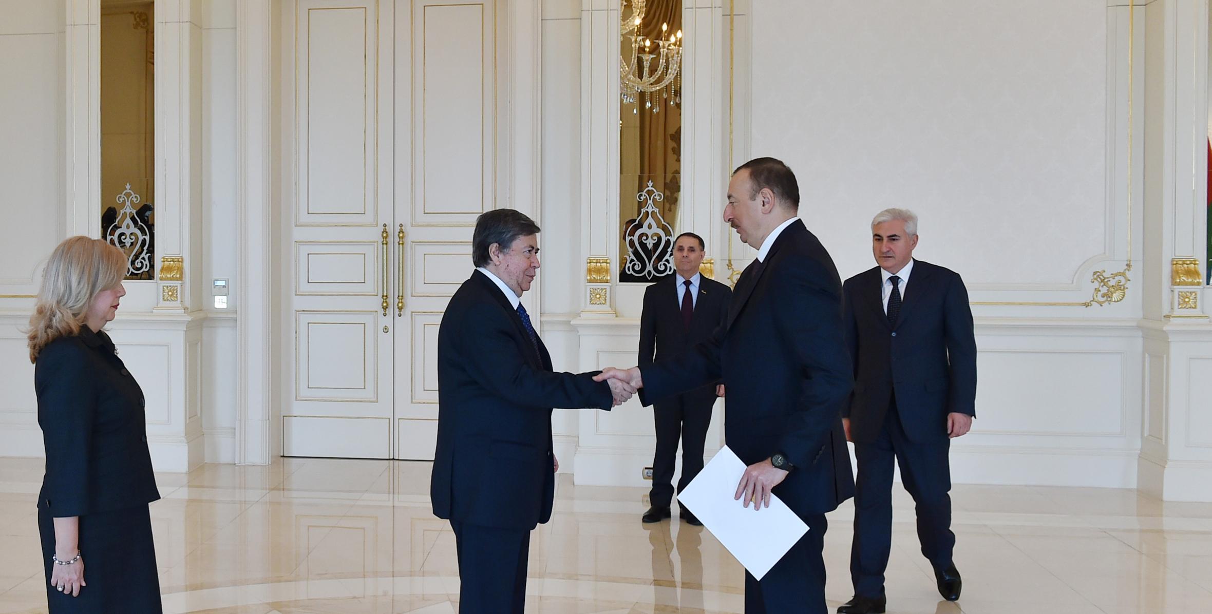 Ильхам Алиев принял верительные грамоты новоназначенного посла Перу в Азербайджане