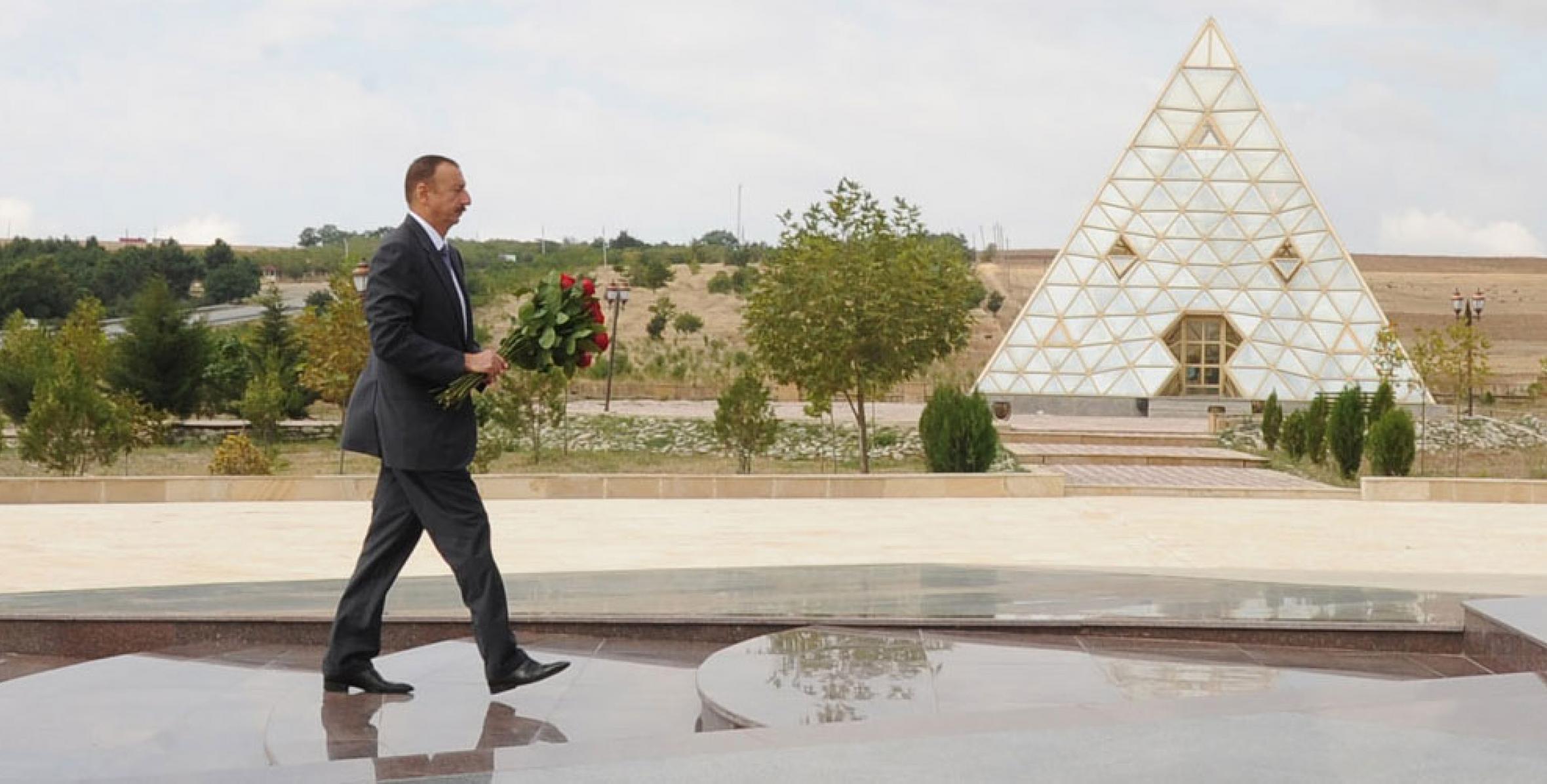 Ильхам Алиев посетил памятник общенациональному лидеру в городе Гобустан