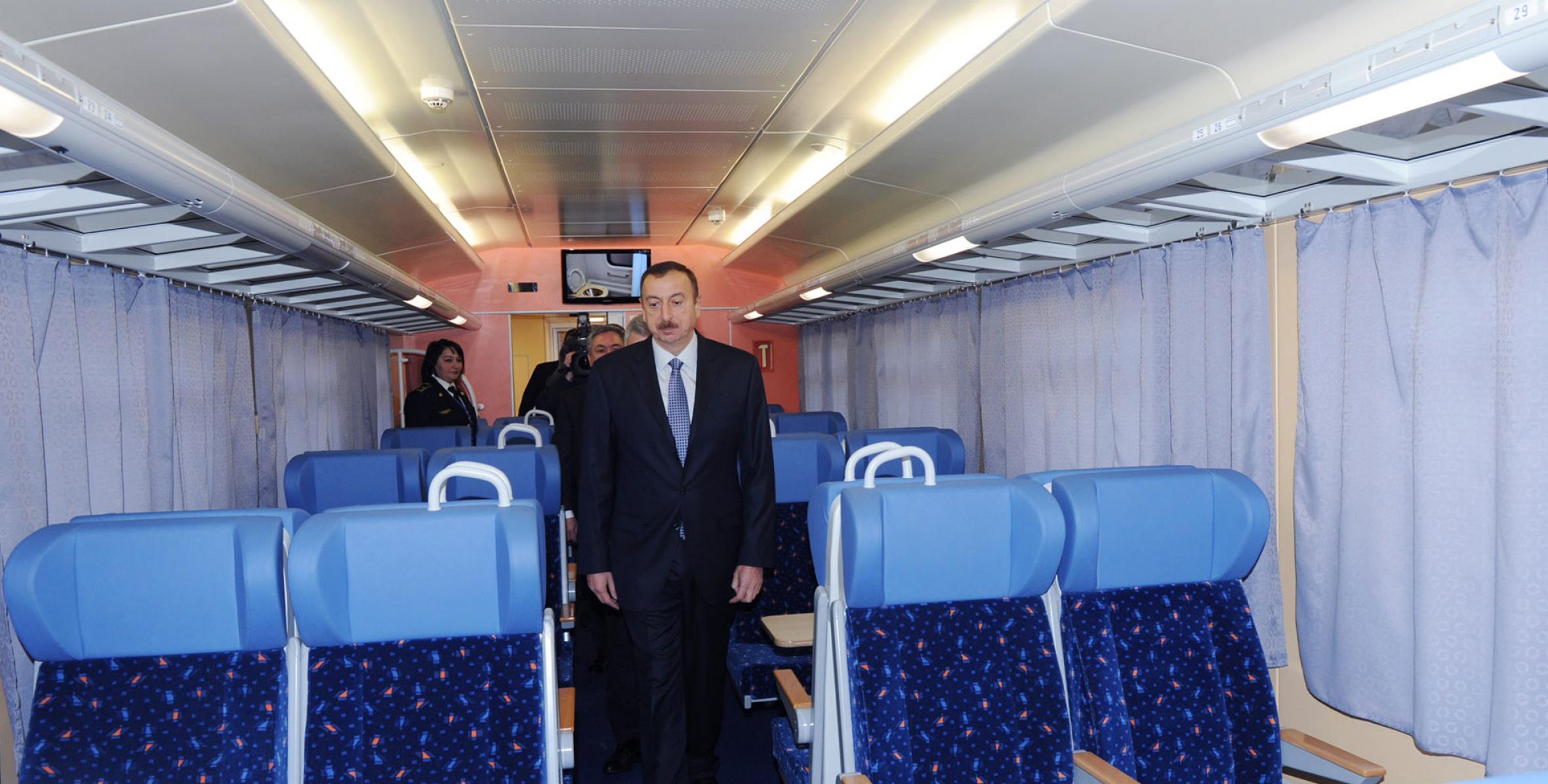 Ильхам Алиев ознакомился с капитально отремонтированными пассажирскими вагонами