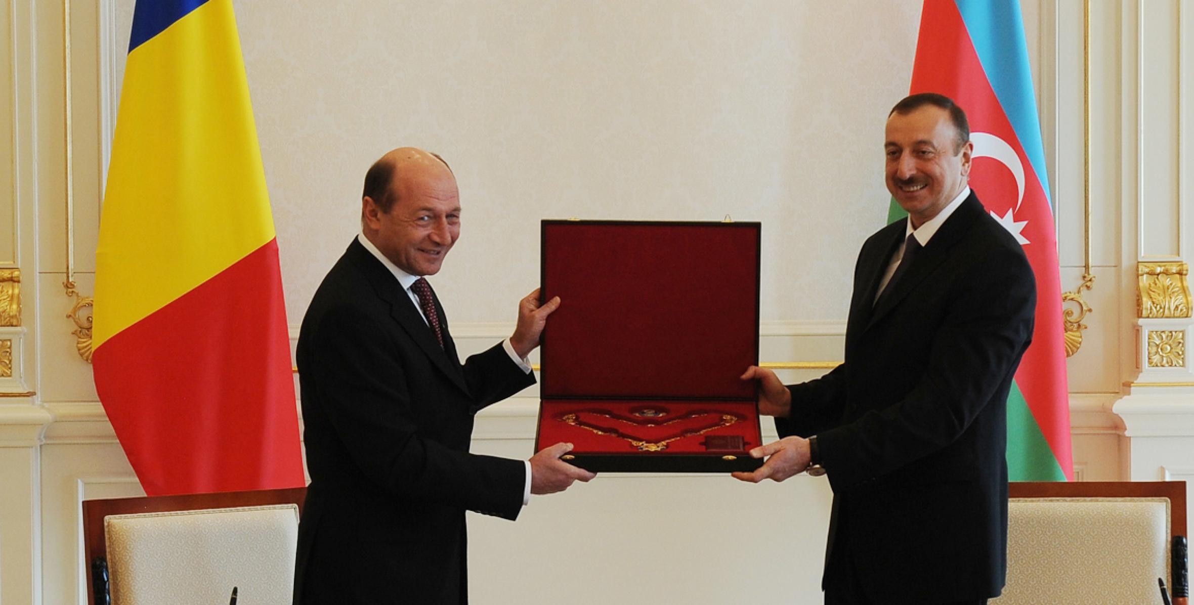 The ceremony of presenting decorations of highest orders took place between the Presidents of Azerbaijan and Romania